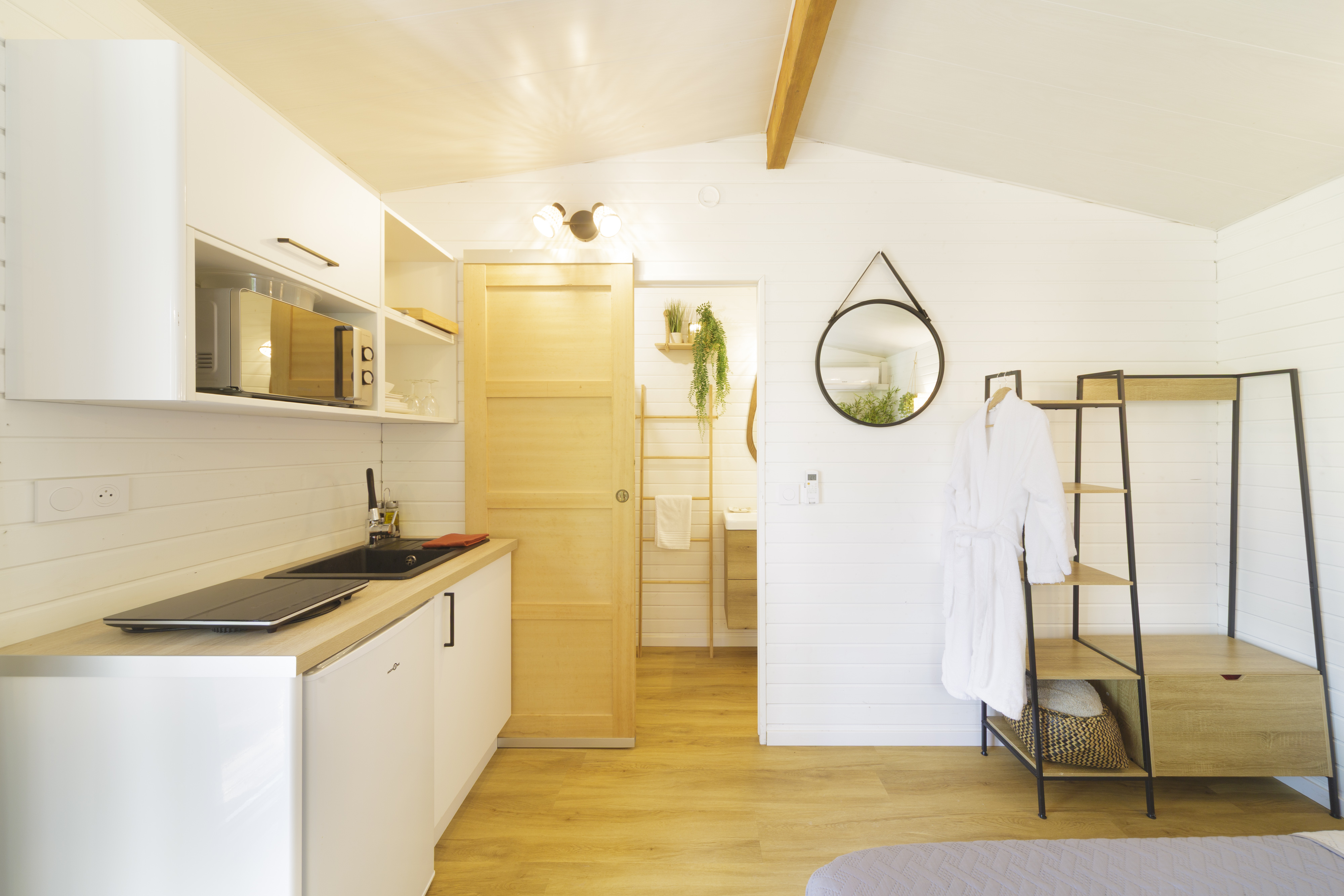 Évasion sensorielle dans la Cabane du Frêne avec spa privatif à Sévignacq — espace de vie