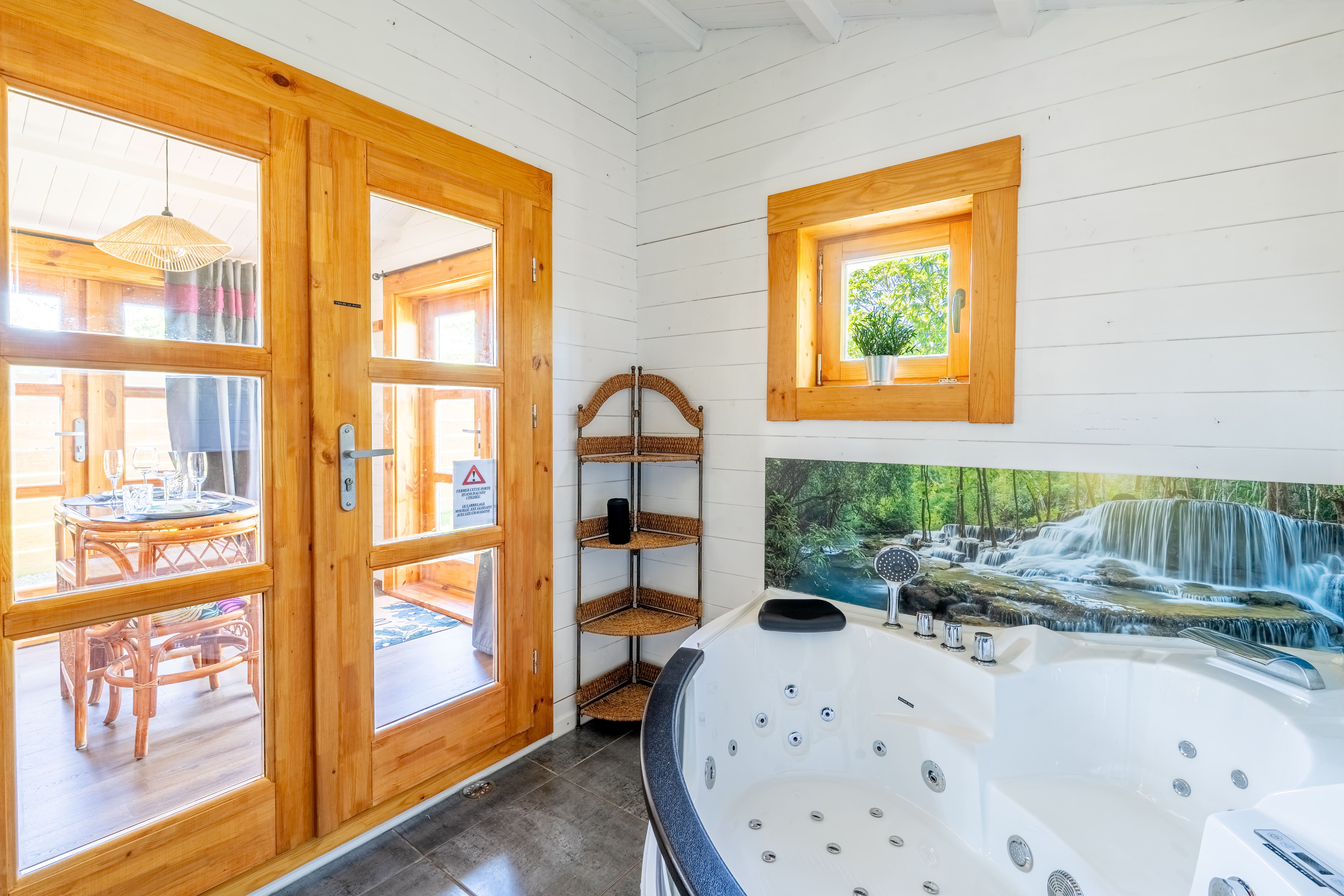 Love Cottage & Balnéo : une évasion bien-être en Vendée à Bois De Céné — vue intérieure