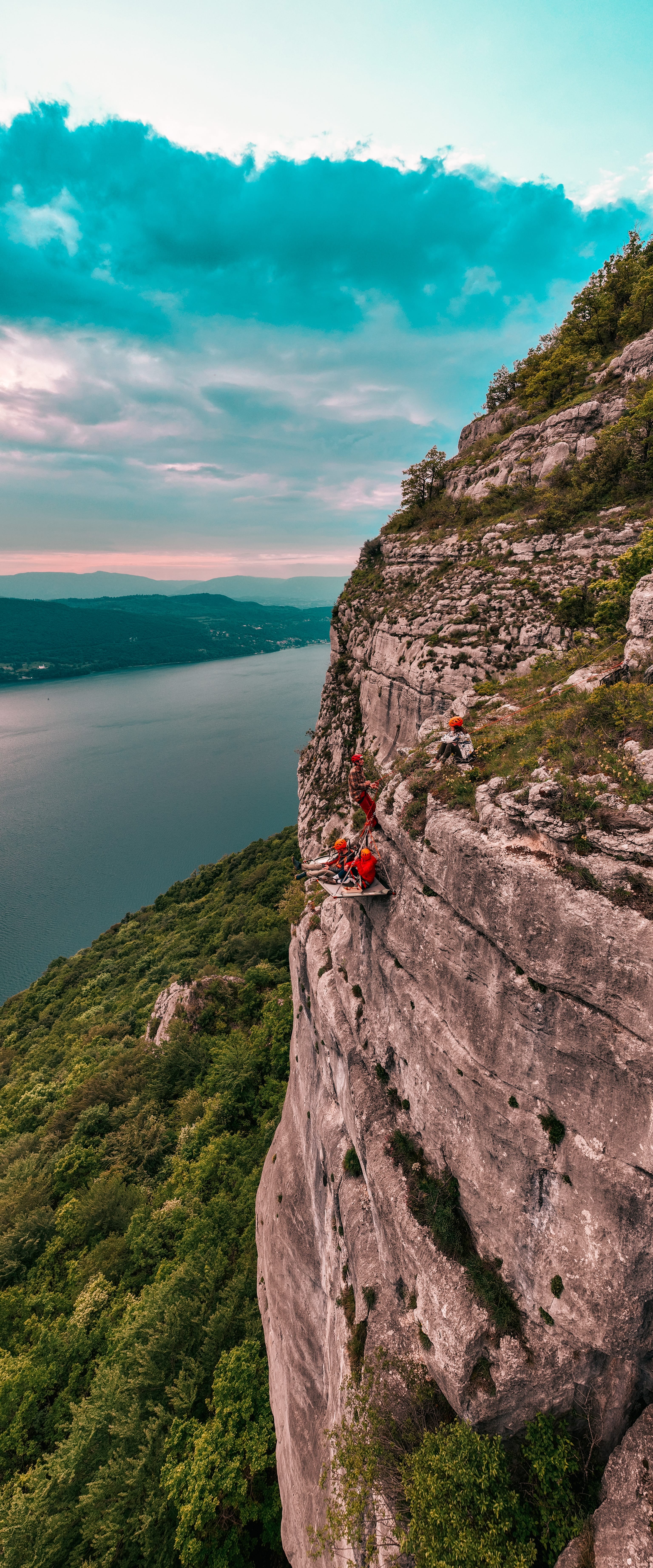Nuit Suspendue en Falaise — Hébergement insolite avec vue sur le lac du Bourget en Savoie à Aix-les-Bains — chambre