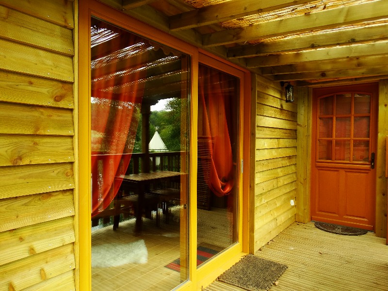 La Cabane de D'jo — Cabane sur pilotis avec baignoire en bois à Aisne à Neufchâtel-sur-Aisne — chambre
