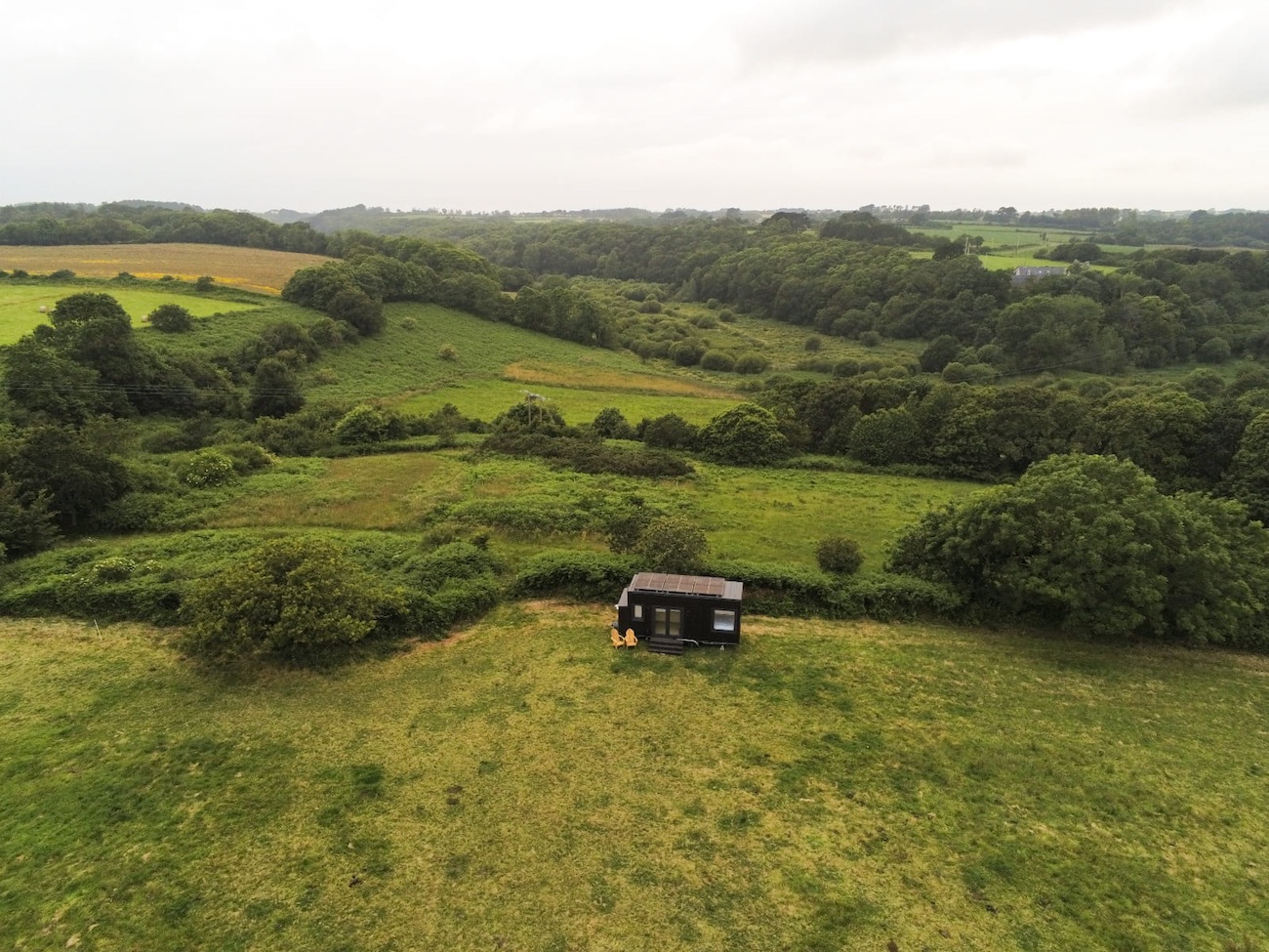 Une escapade insolite dans une tiny house moderne en Bretagne