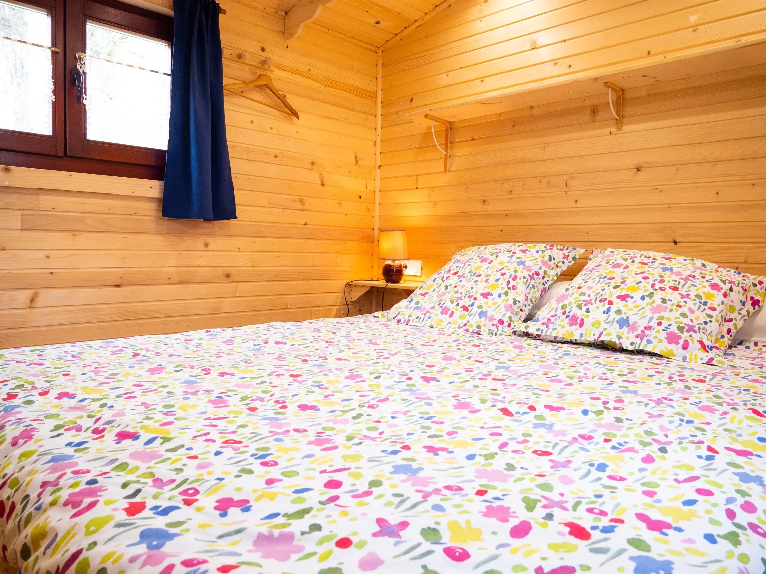 Roulotte Les Hirondelles — Évasion nature avec spa à Ariège à Foix — vue intérieure