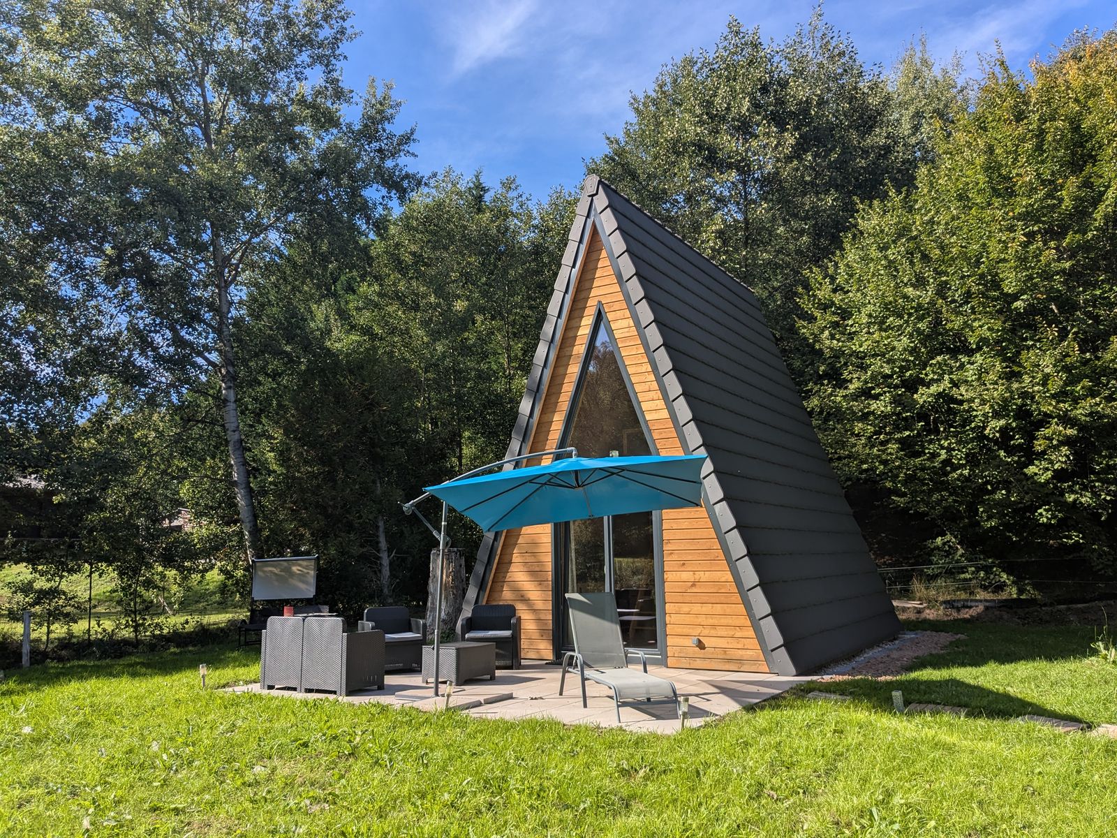 Le petit sabotier — Cabane avec vue sur la forêt en Moselle