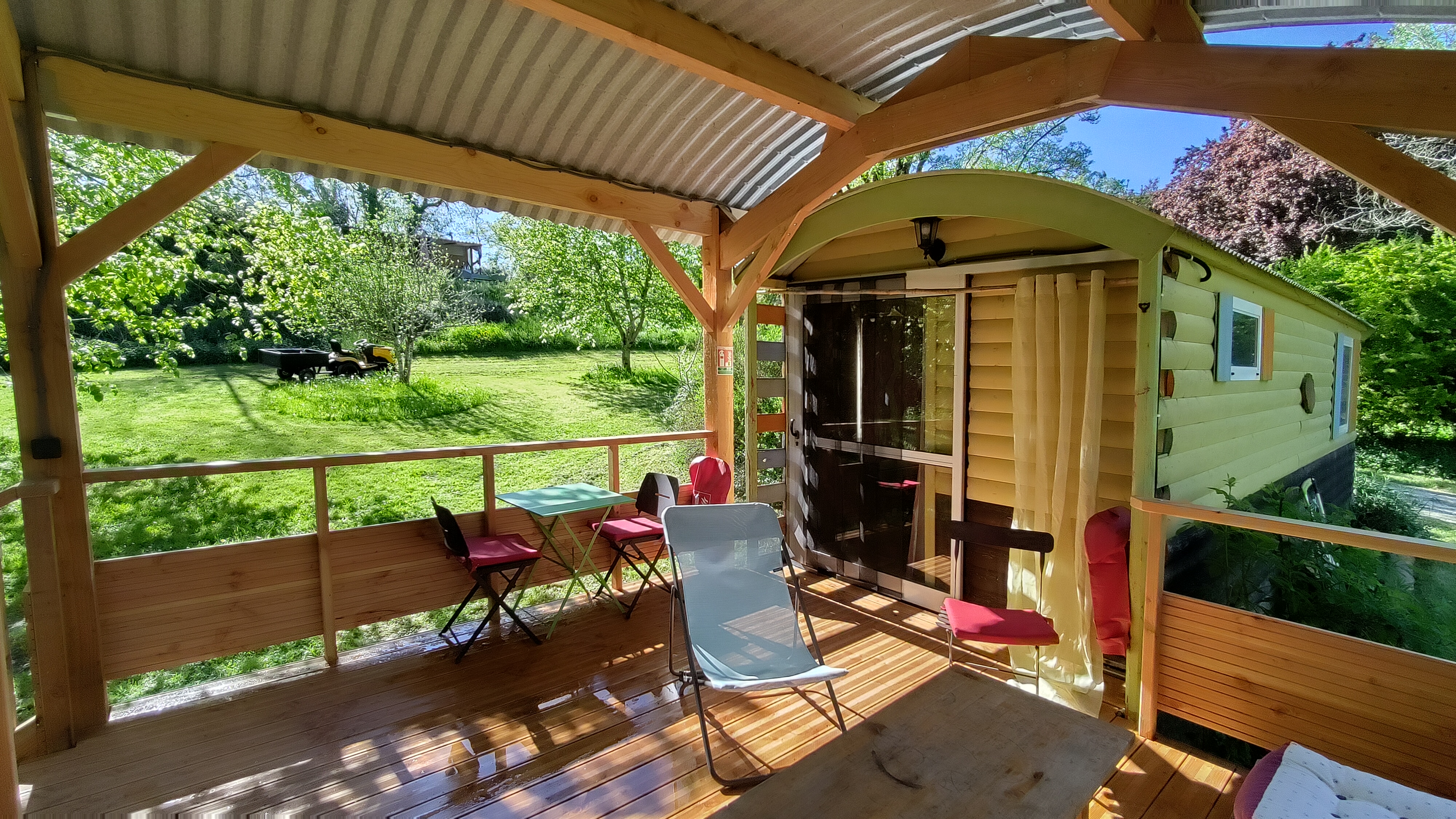 La roulotte & Spa — Séjour insolite sous le tilleul à Lot-et-Garonne à Agen — espace de vie