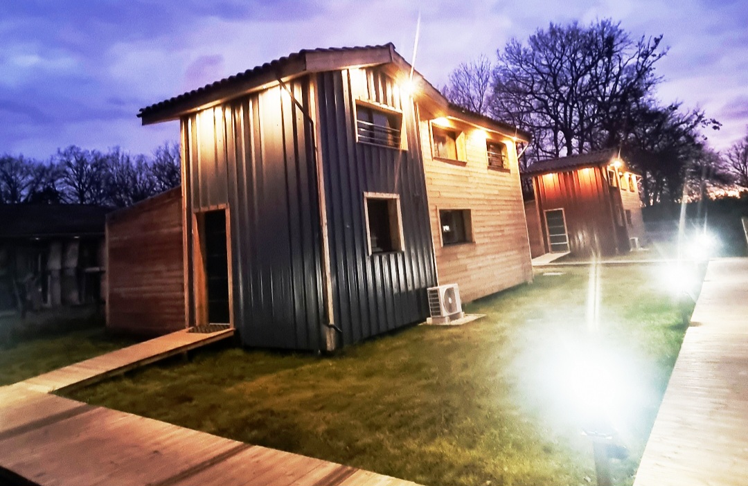 Photo 2/9 — Tiny House « Tiny house contemporaine avec spa en Aquitaine » à Aureilhan Landes