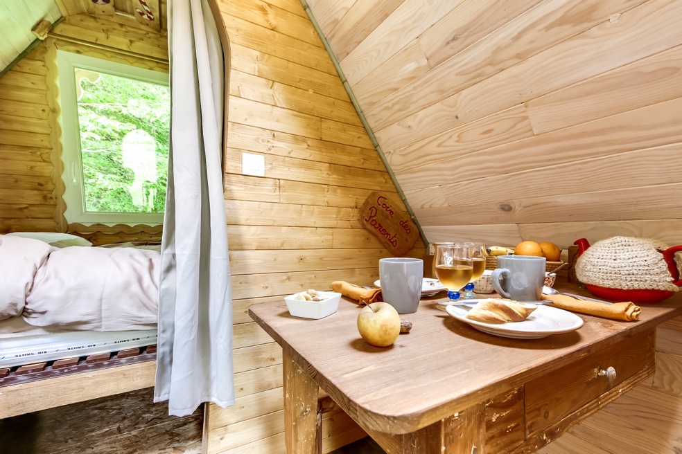 La Roulotte Hansel et Gretel : un voyage féérique en Lorraine à Claudon — chambre