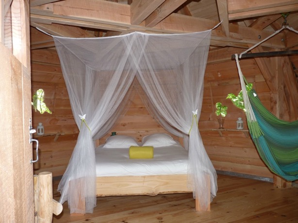 Élona : une cabane dans les arbres pour une escapade enchantée à Loubieng — espace de vie