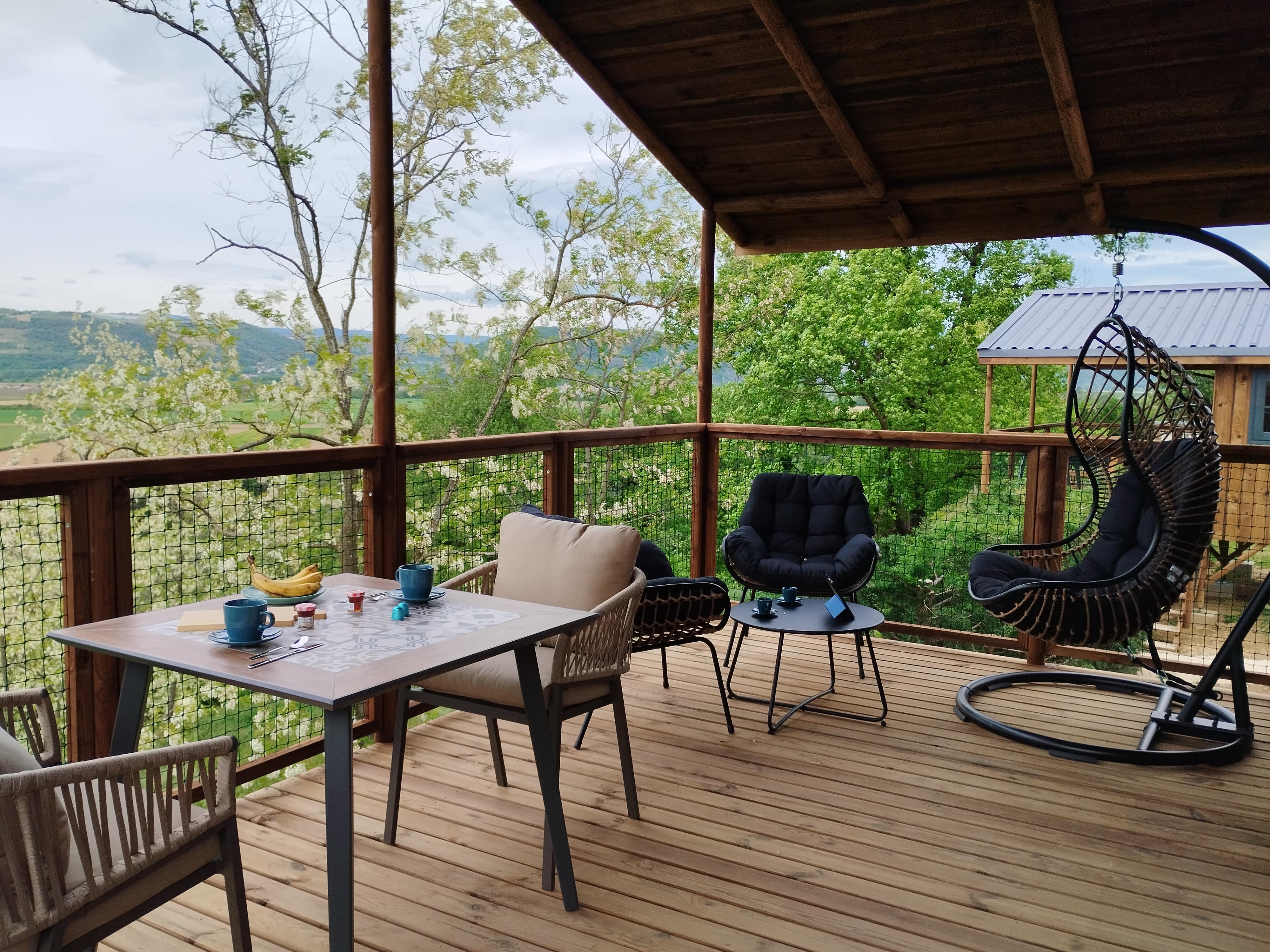 Évasion en cabane sur pilotis au cœur des Alpes à Auvergne-Rhône-Alpes — vue intérieure