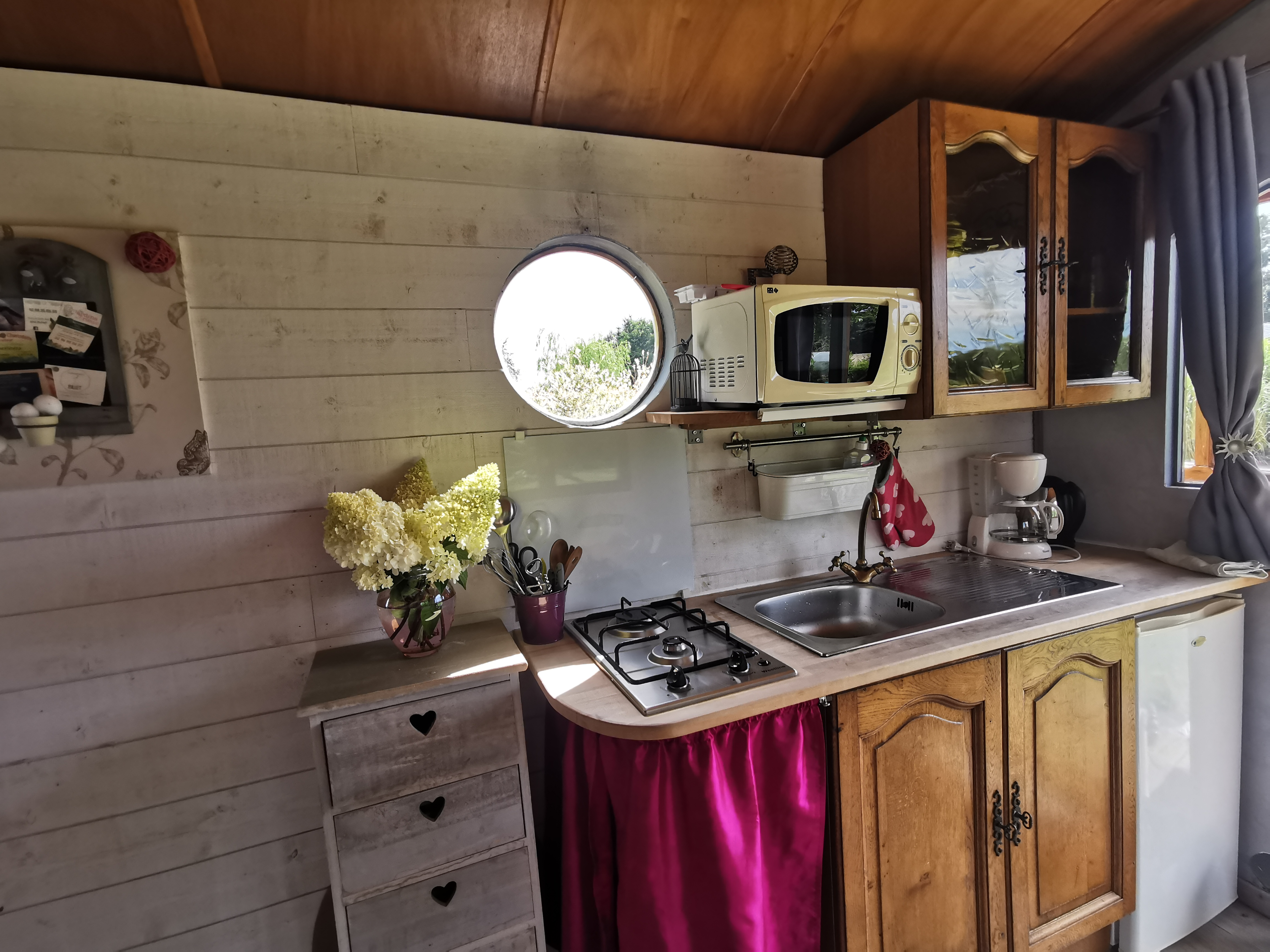 La roulotte Rozenn : une escapade enchantée en Bretagne à Plouec Du Trieux — chambre