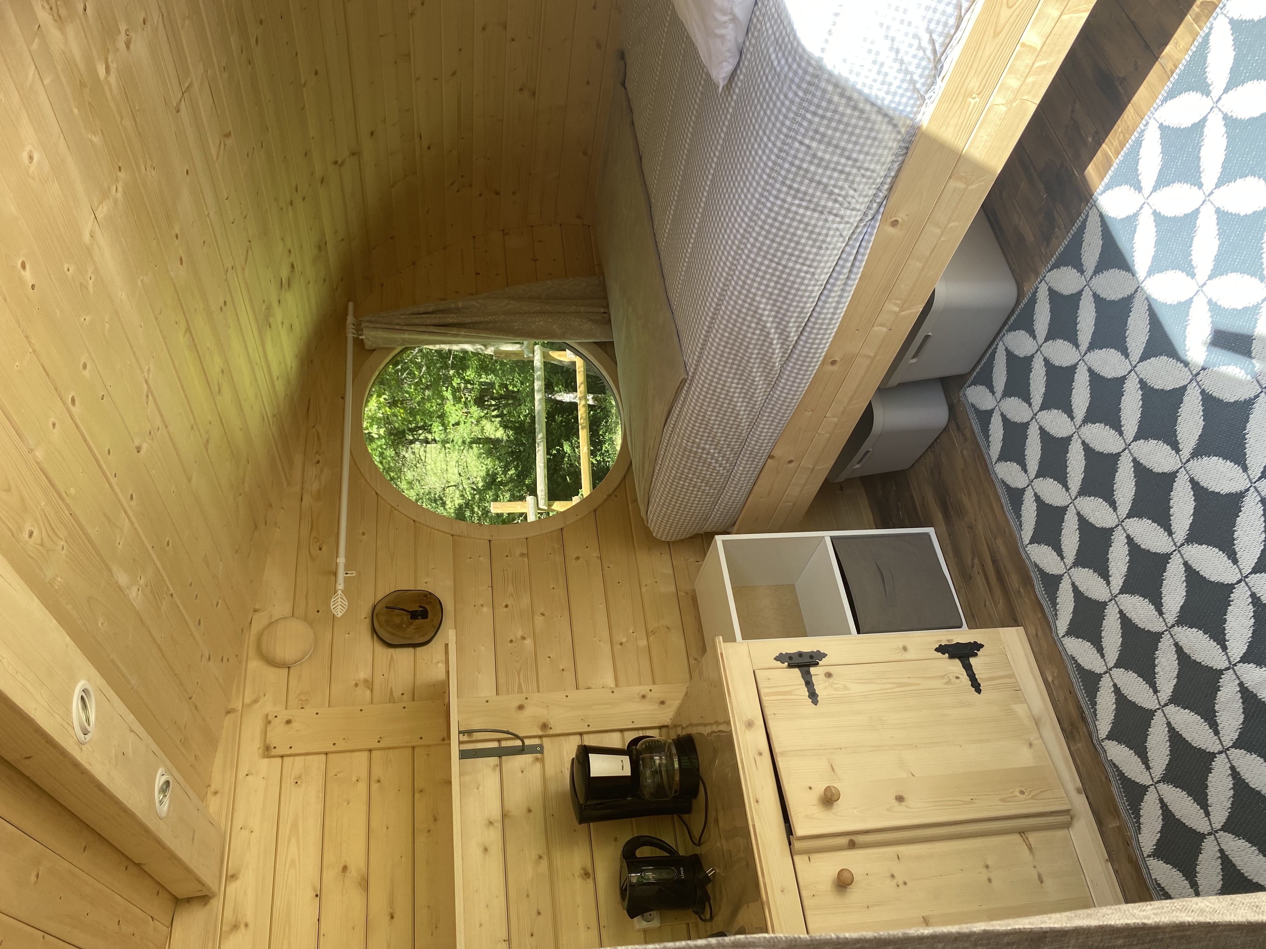 Hurle Vent — Cabane dans les arbres avec spa à Lozère à Mende — salle de bain