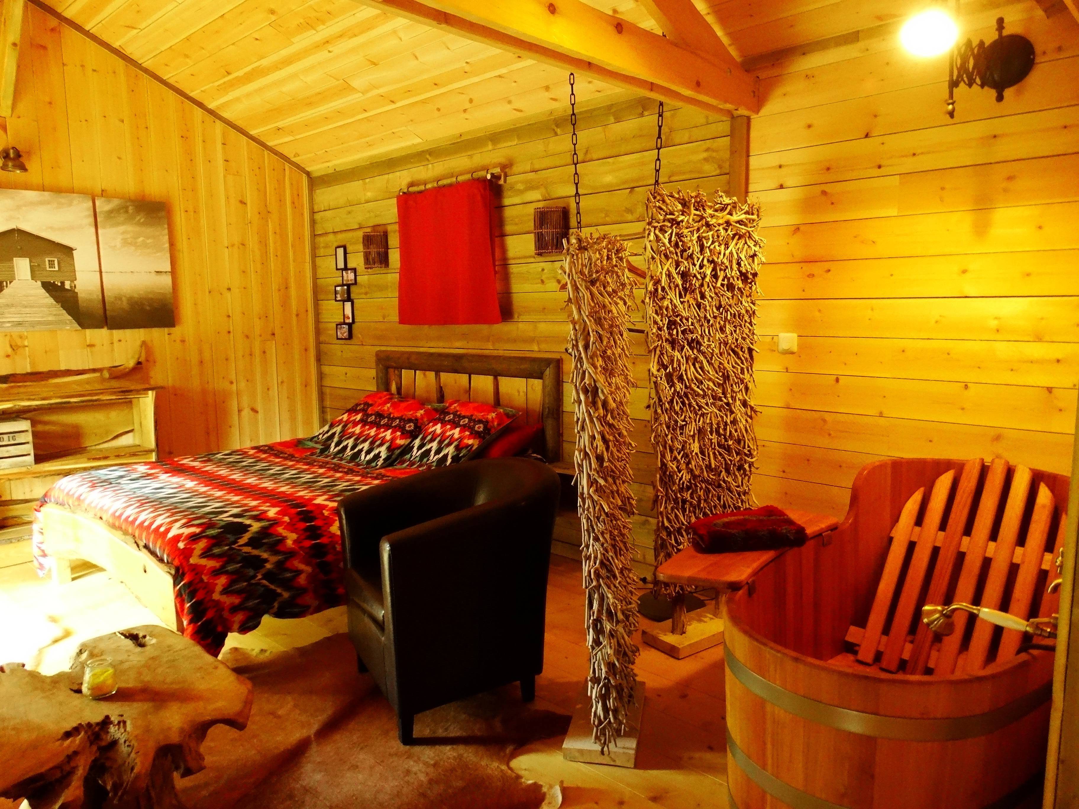 La Cabane de D'jo — Cabane sur pilotis avec baignoire en bois à Aisne à Neufchâtel-sur-Aisne — salle de bain