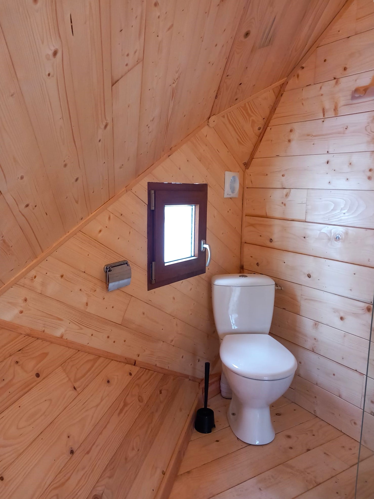 Cabane 'Pollimage' au bord d'un lac