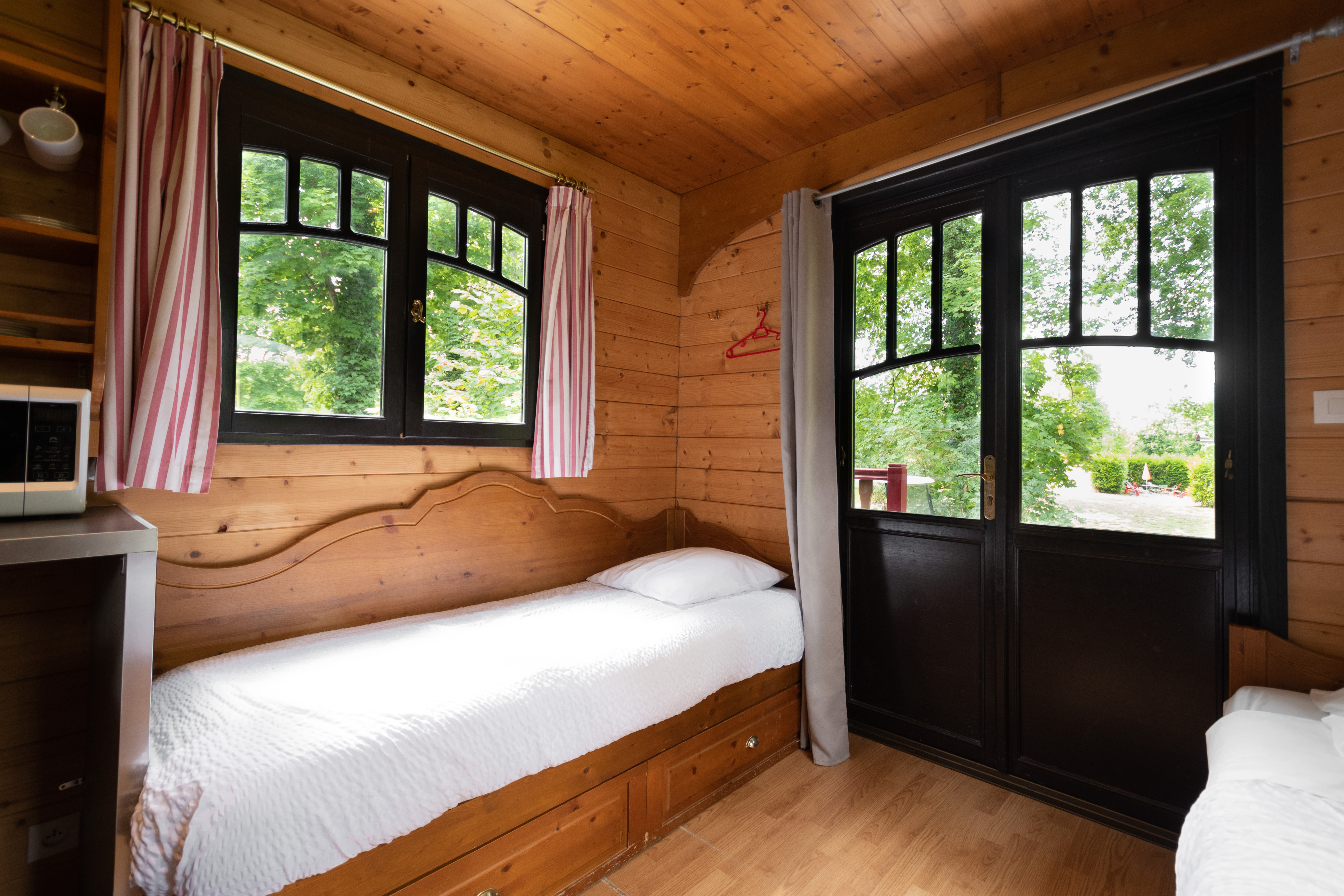 Roulotte gîte familiale : un voyage au cœur du Limousin à Chamberet — espace de vie