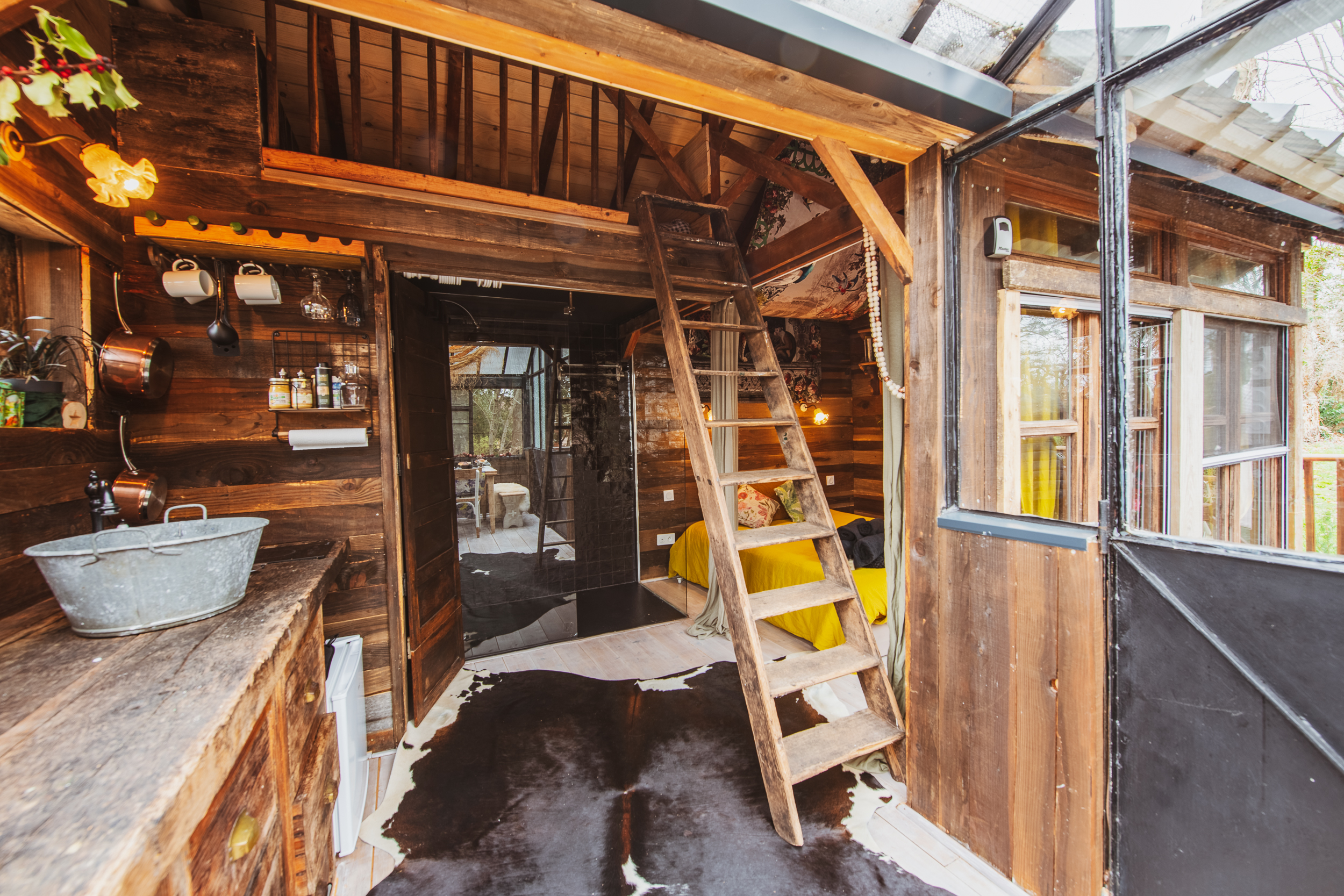 Évasion dans la cabane ForRest Glass en Rhône-Alpes à Lay — vue intérieure