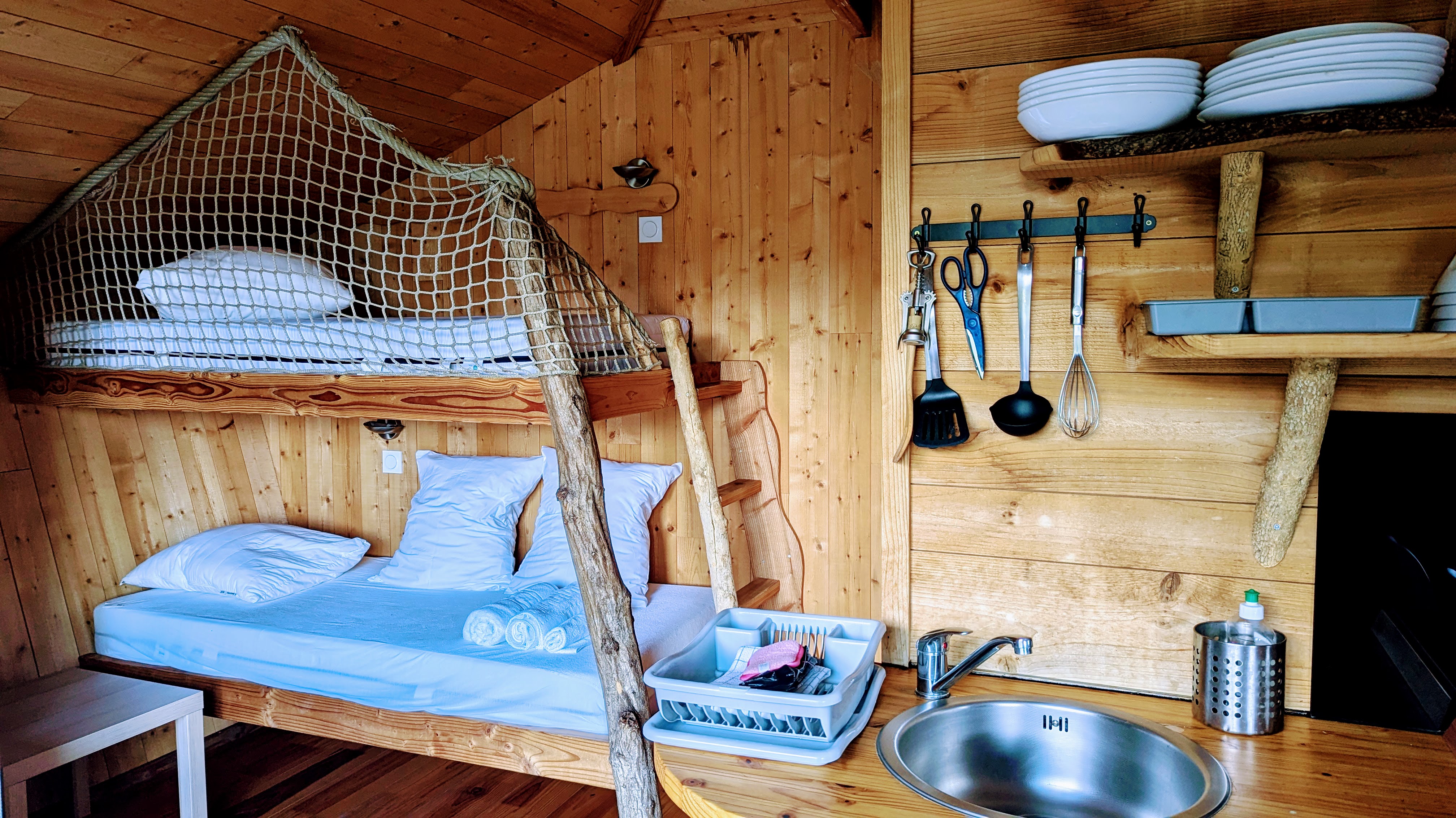 La Genévrière : une cabane sur pilotis au cœur de la nature à Serrières-Sur-Ain — environnement naturel