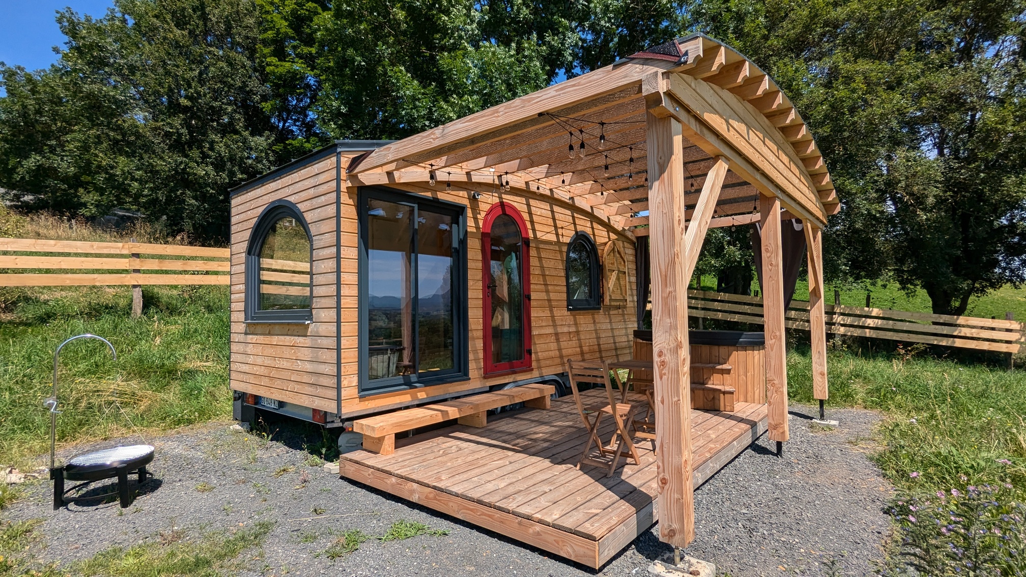 Le Foyer de Bilbo : une escapade insolite en tiny house à Saint Pierre Roche — vue intérieure