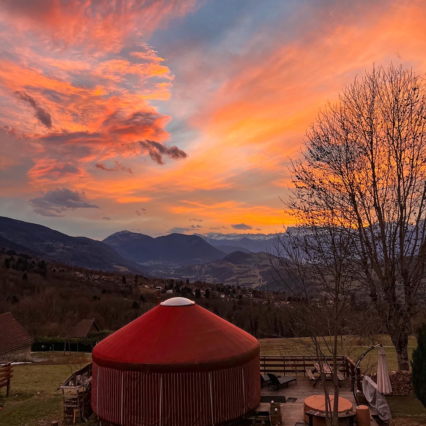 Yourte avec Spa privé — Séjour relaxant à l'Isère à Saint-Quentin-sur-Isère — vue intérieure