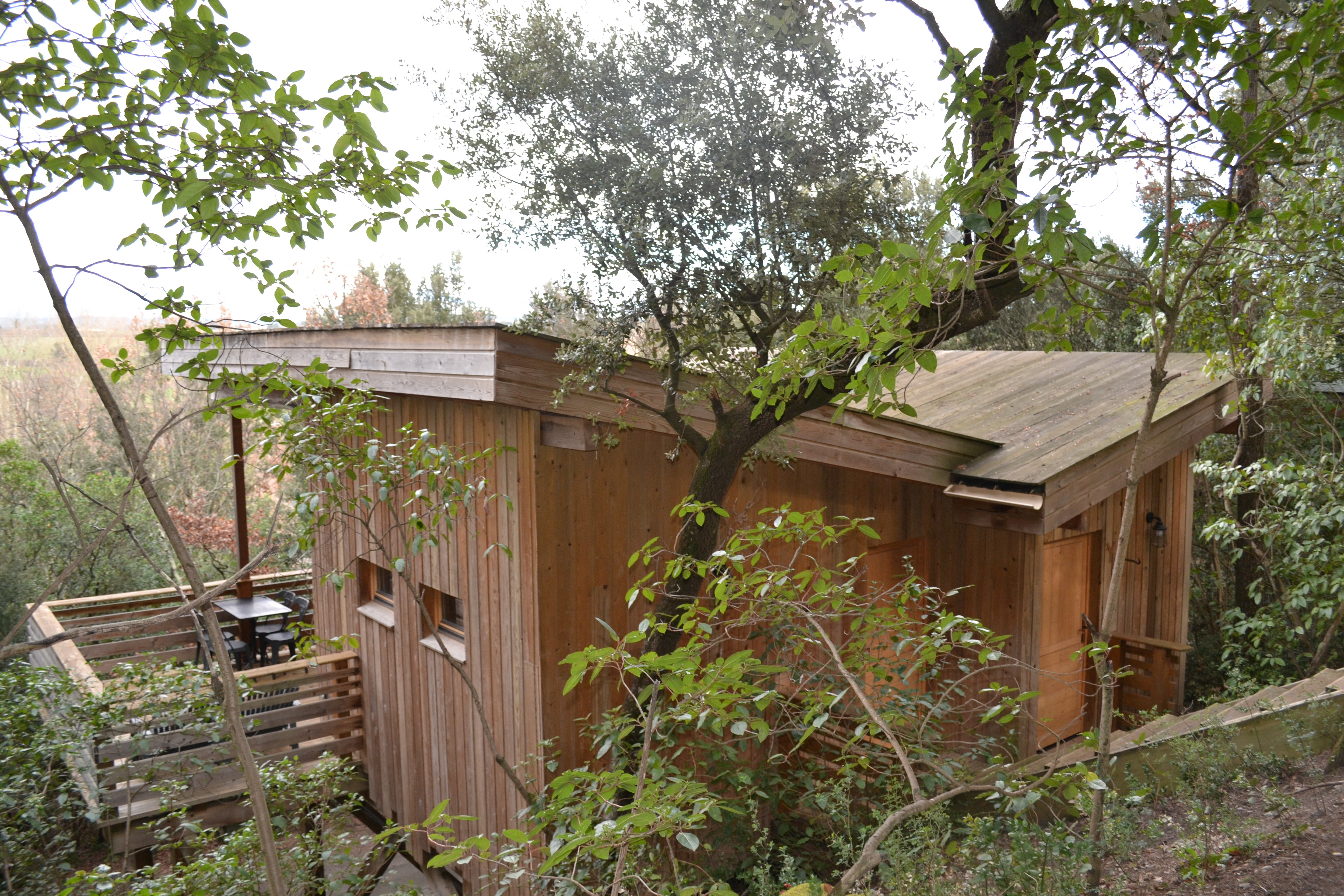 Cabane Isba : une expérience suspendue en Languedoc-Roussillon à Villalier — vue intérieure
