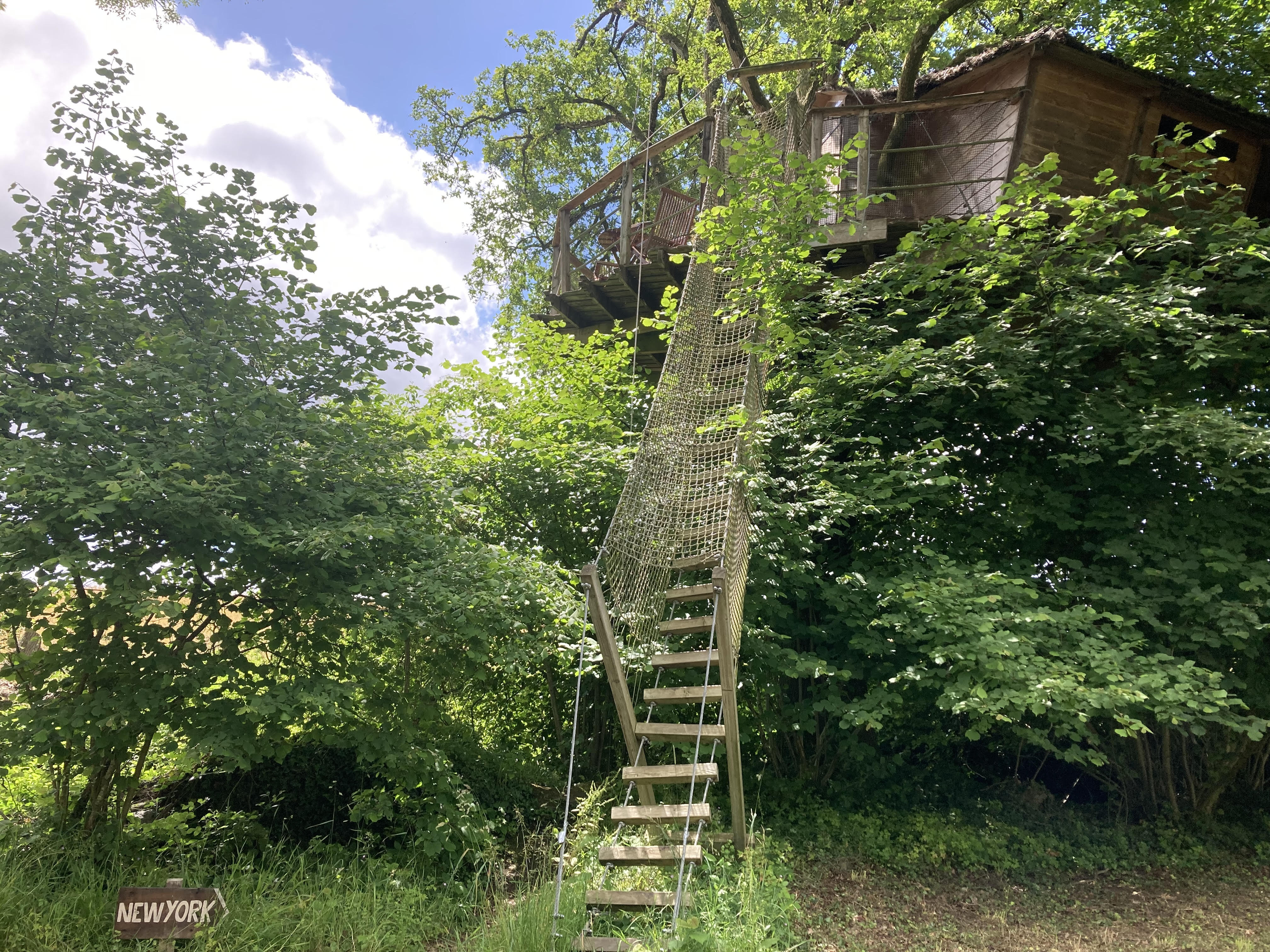 Cabane New-York — Nuit perchée à 7m au-dessus d'un ruisseau en Mayenne