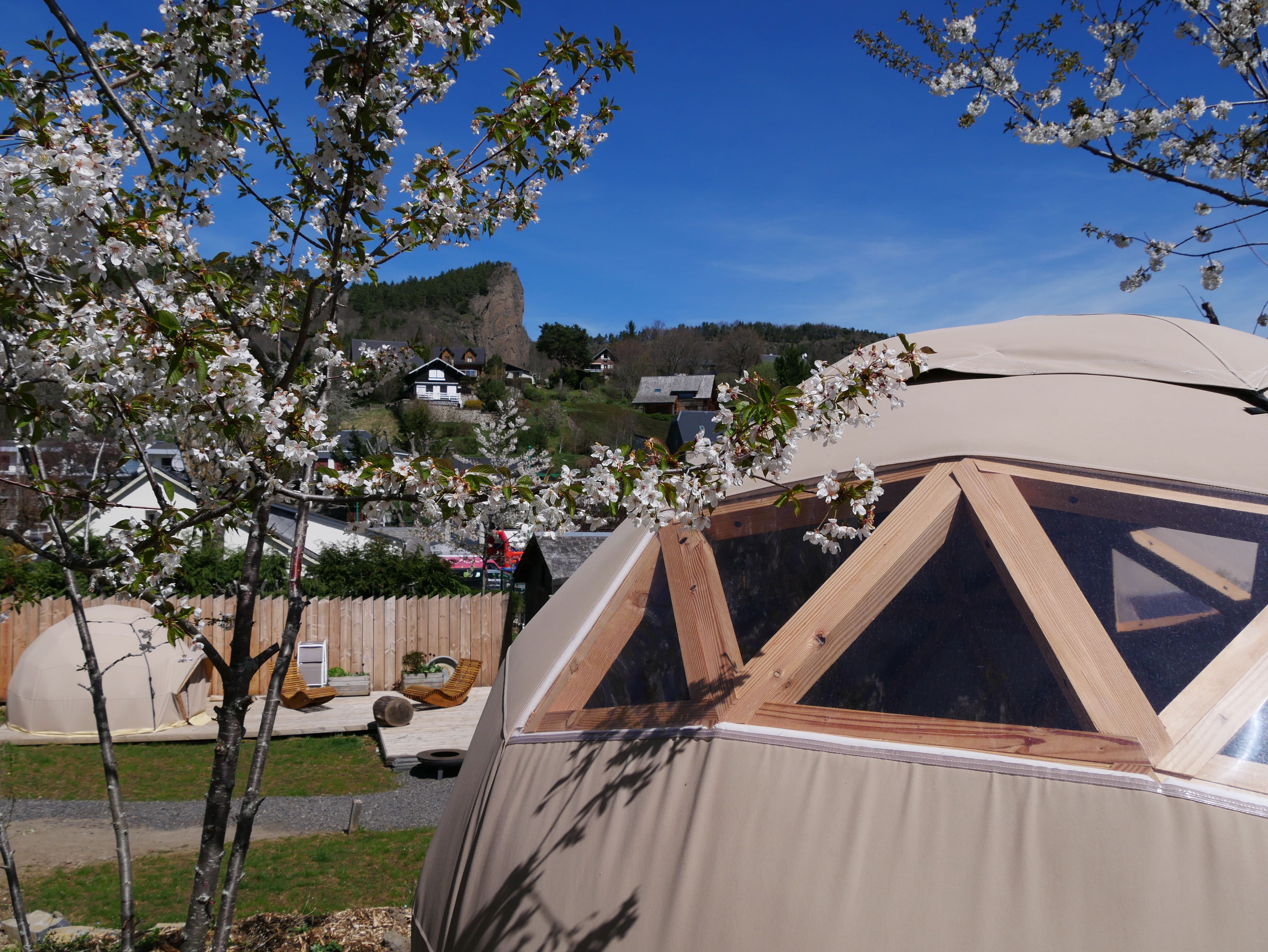 Dôme toile et bois : une nuit presque à la belle étoile à Chambon Sur Lac — espace de vie