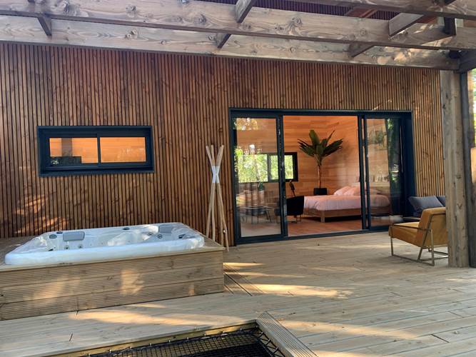 Cocoon Borneo : une cabane sur pilotis au cœur de l'Aveyron à Naucelle — salle de bain