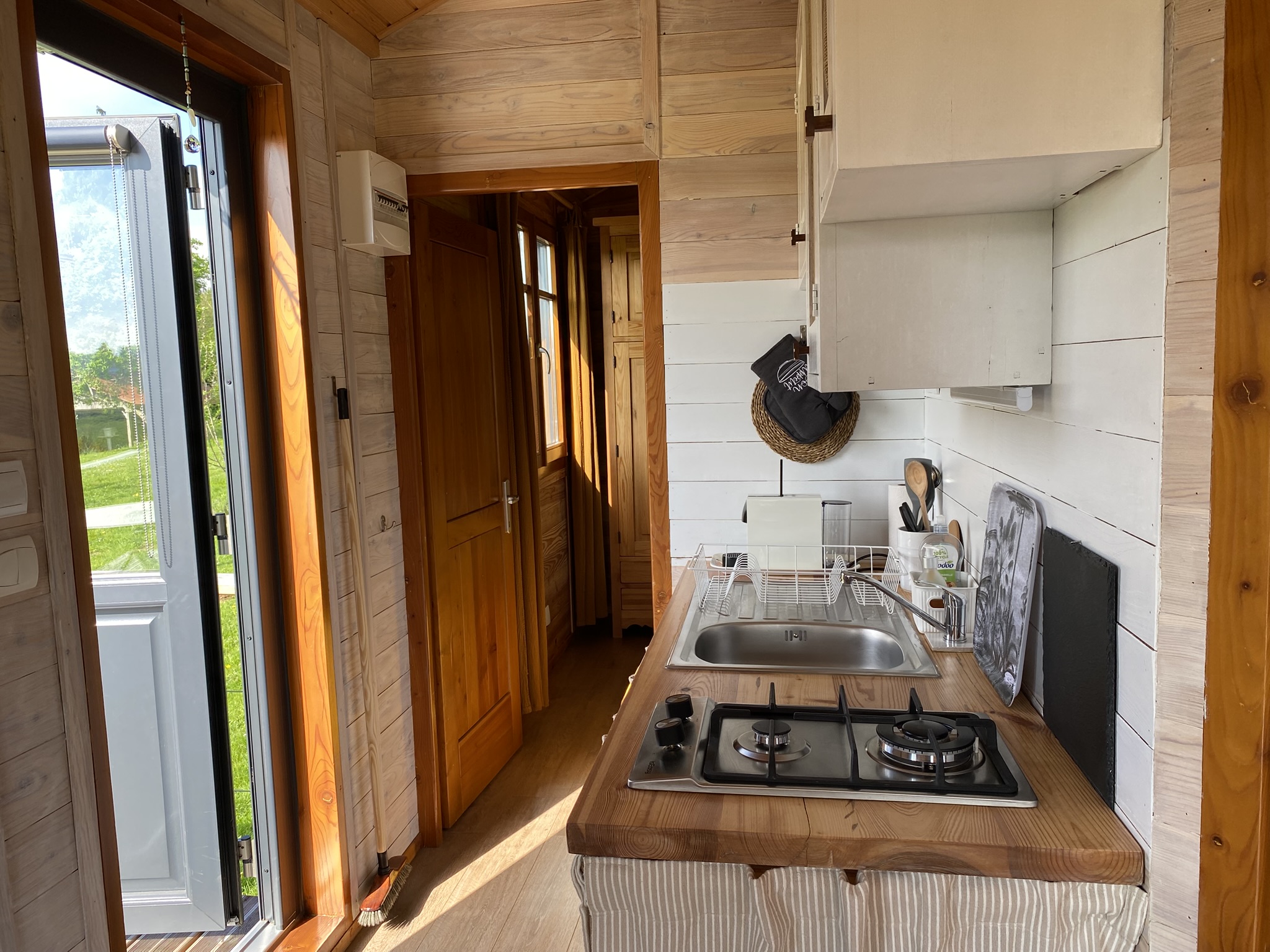La roulotte du verger : un cocon insolite en Limousin à Champnétery — détail architectural