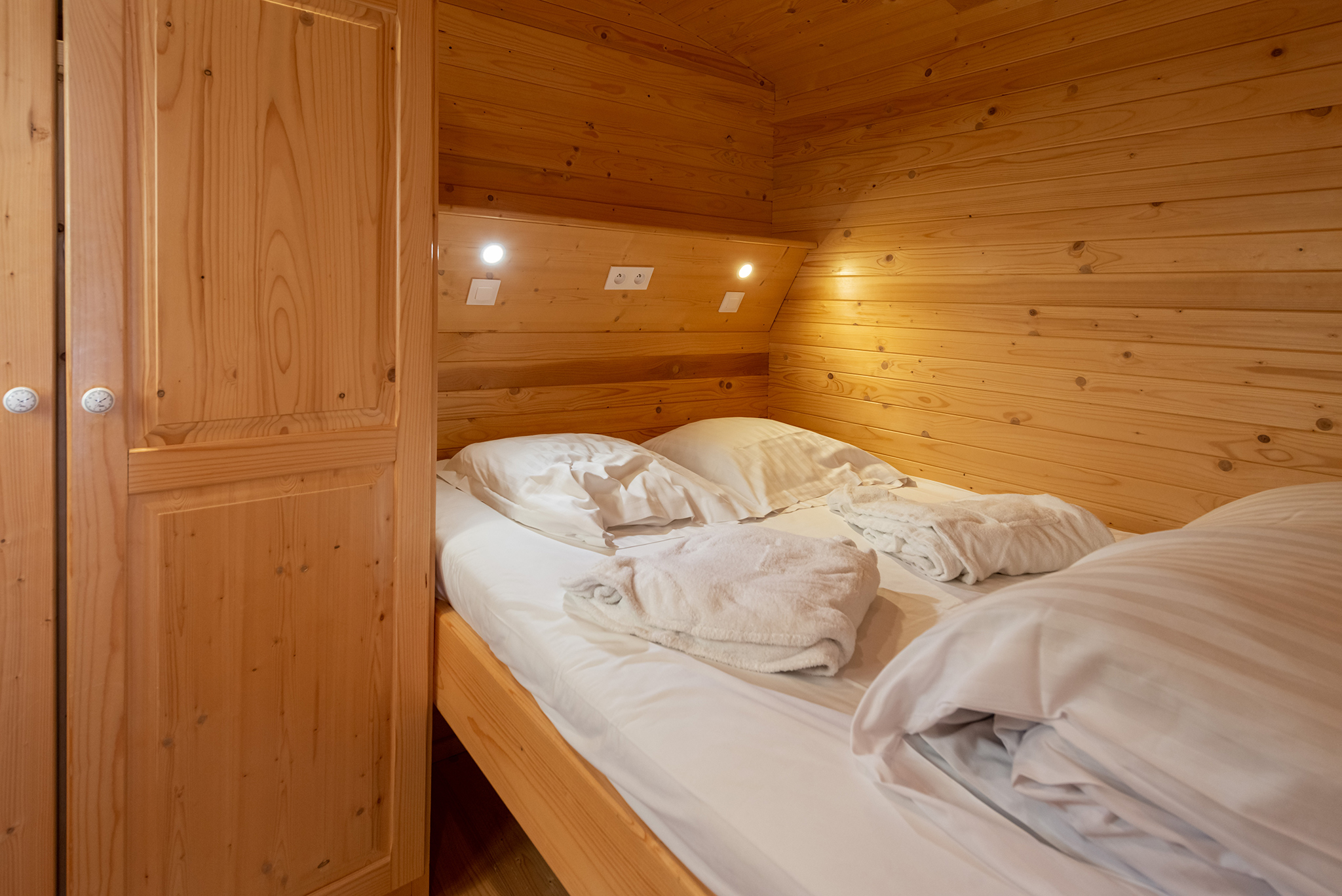 Le Chalet-Roulotte — Roulotte avec spa à Saint-Auban (Alpes-Maritimes) à Saint-Auban — chambre