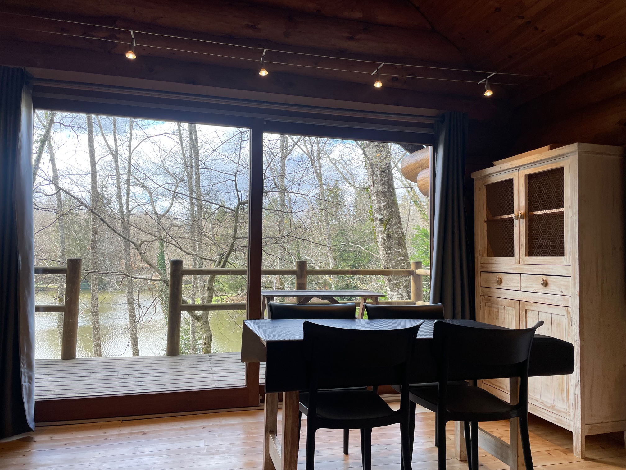 Chalet 5 : une immersion romantique en Aquitaine à Lanouaille — vue intérieure
