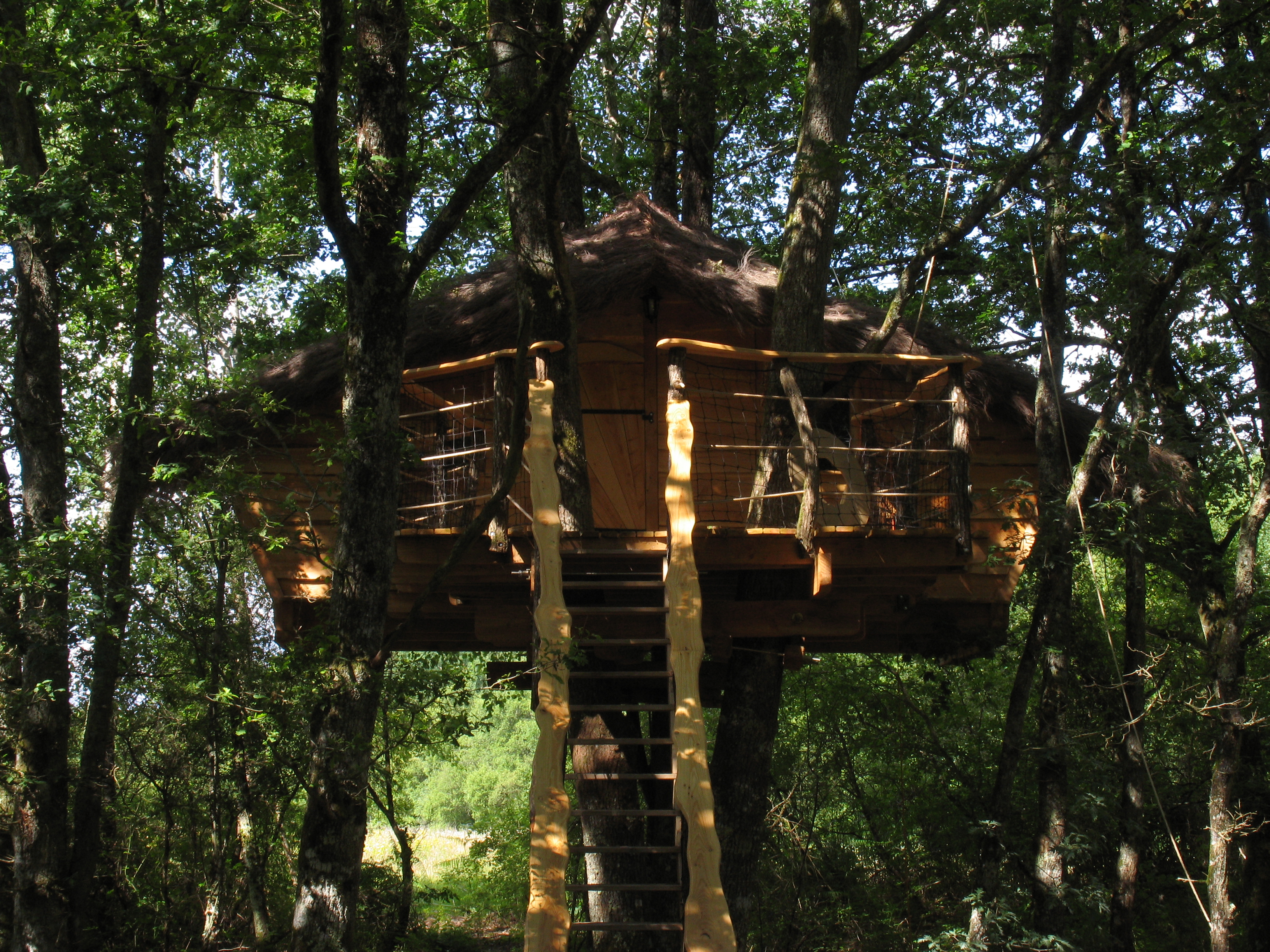 La Chamberloute : une cabane dans les arbres au cœur de la nature à Vouzon — salle de bain