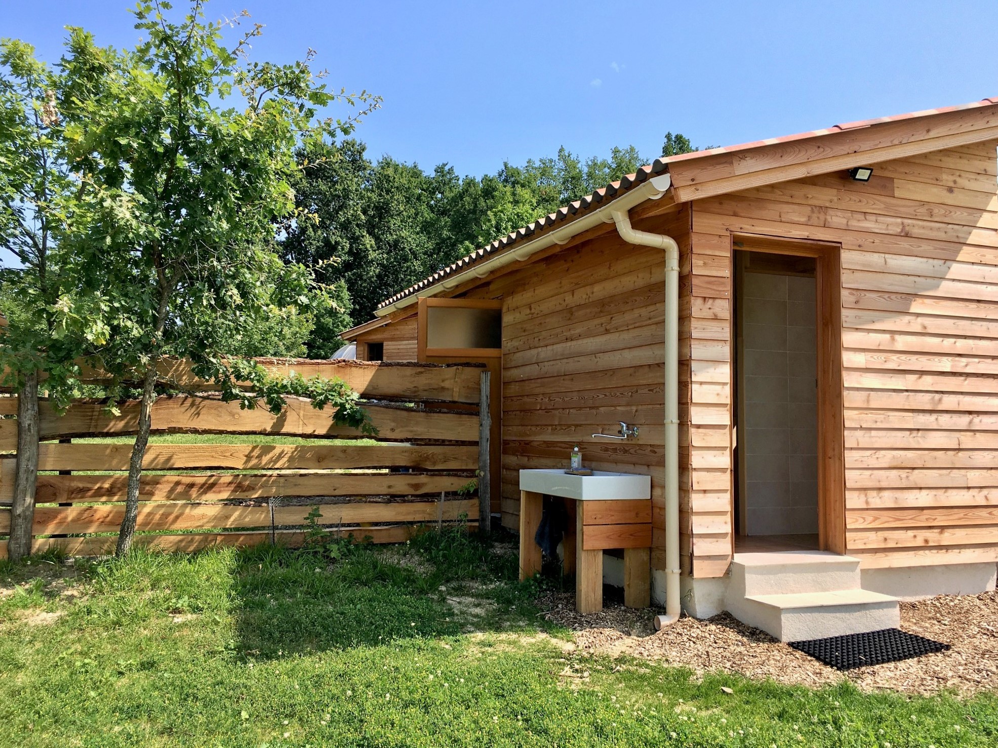 Tente Nomade — Séjour bohème chic avec spa à Charente à Châteauneuf-sur-Charente — environnement naturel
