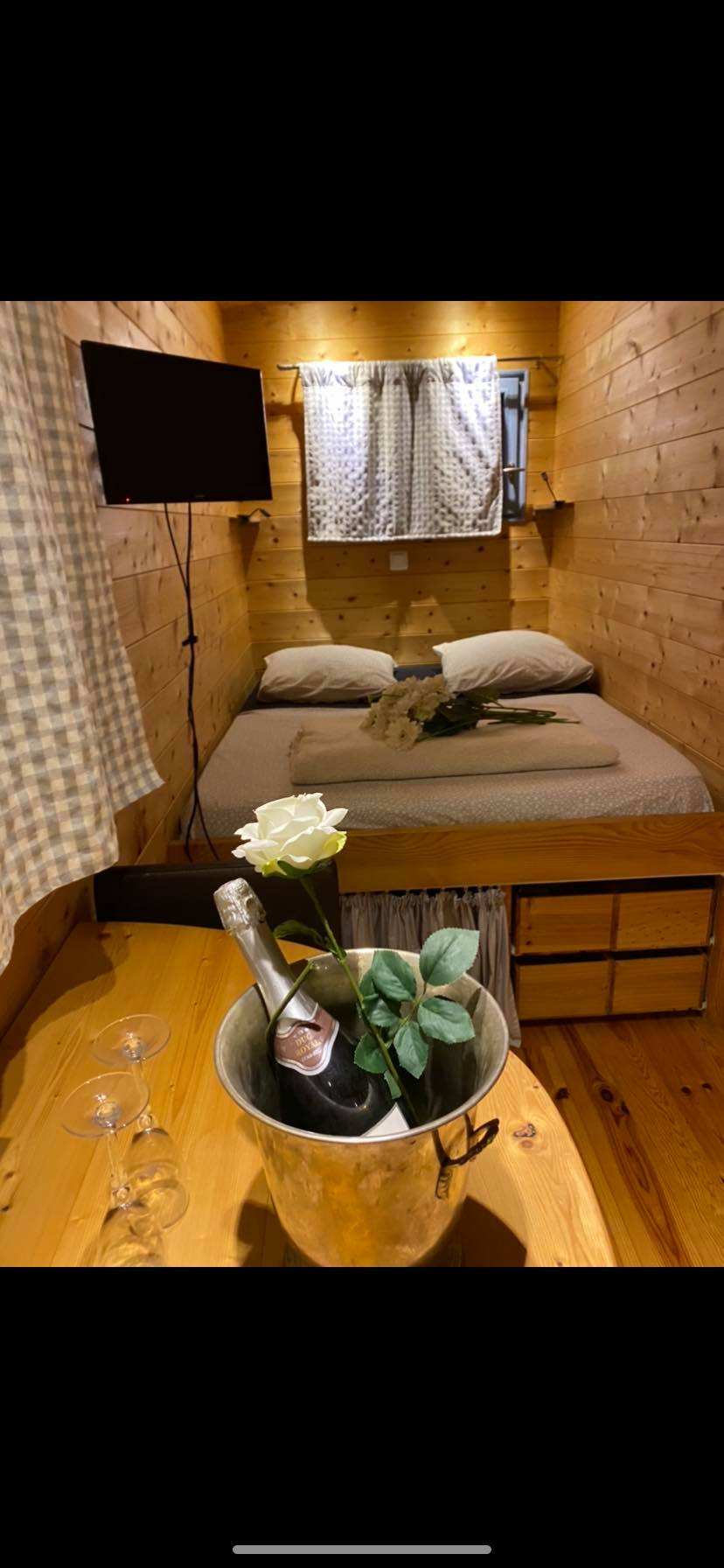 La Roulotte de l'écluse de Négra — Roulotte avec spa à Haute-Garonne à Montesquieu-Lauragais — chambre