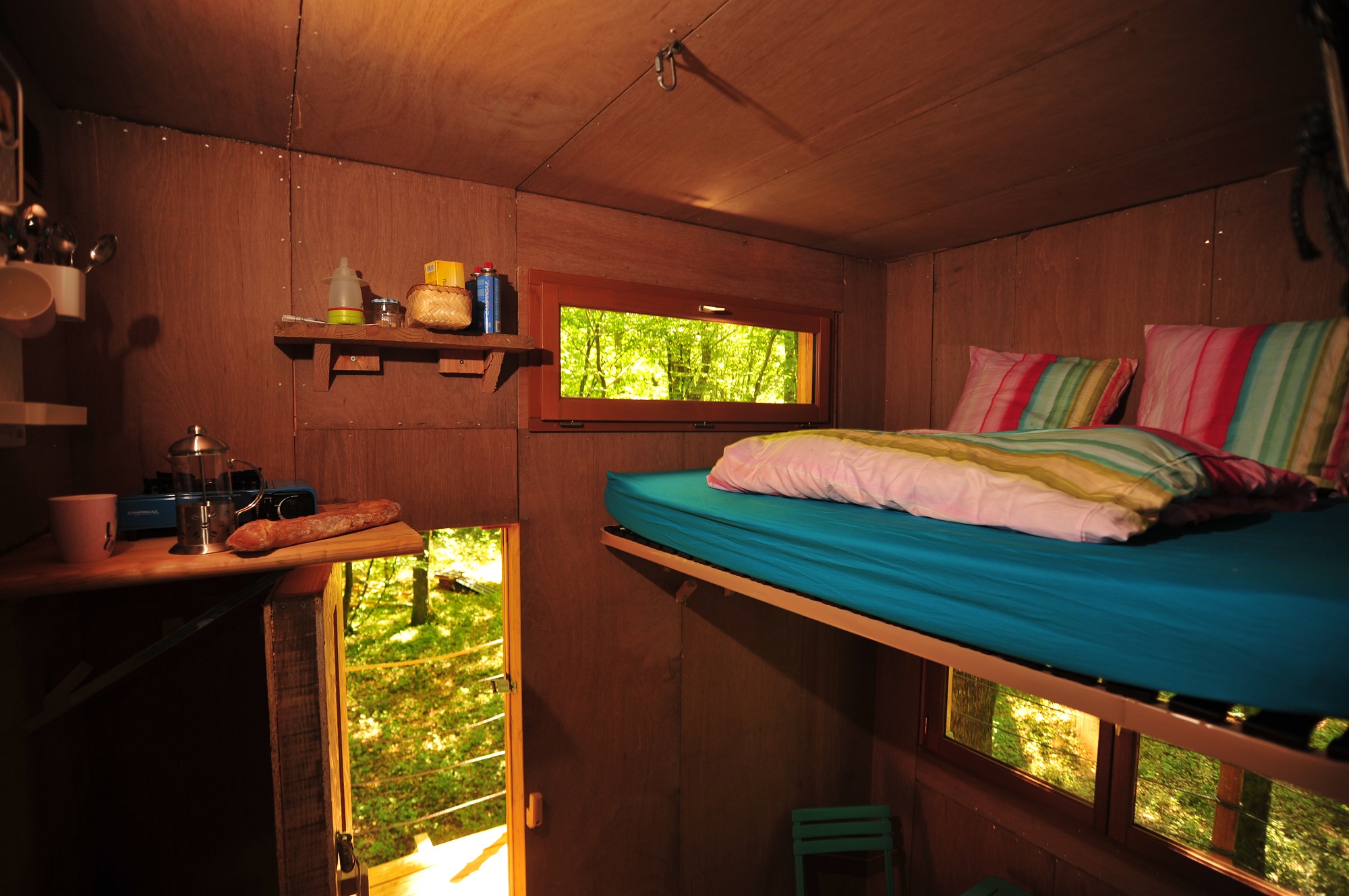 La Cabane du Héron : une expérience immersive dans les arbres à Mont Sous Vaudrey — cuisine