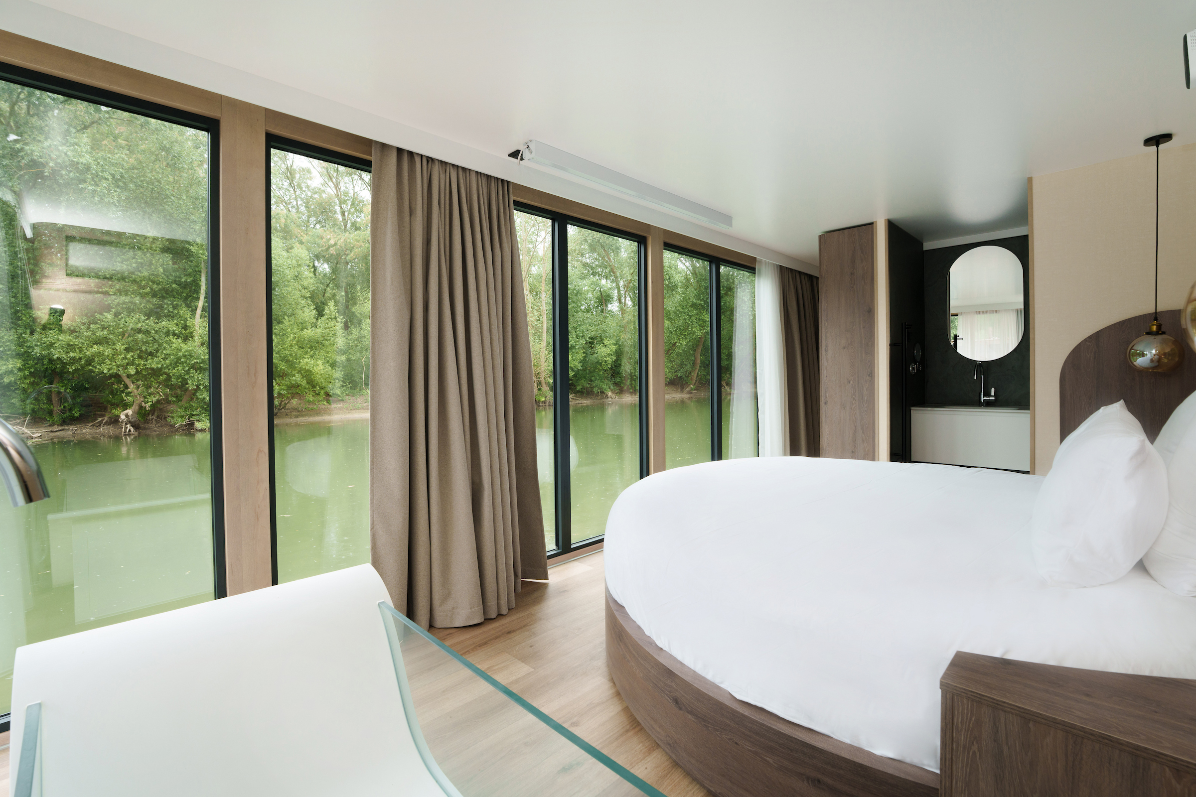 Suite flottante Panoramique Lit rond Balnéo — Maison insolite avec spa à Poissy