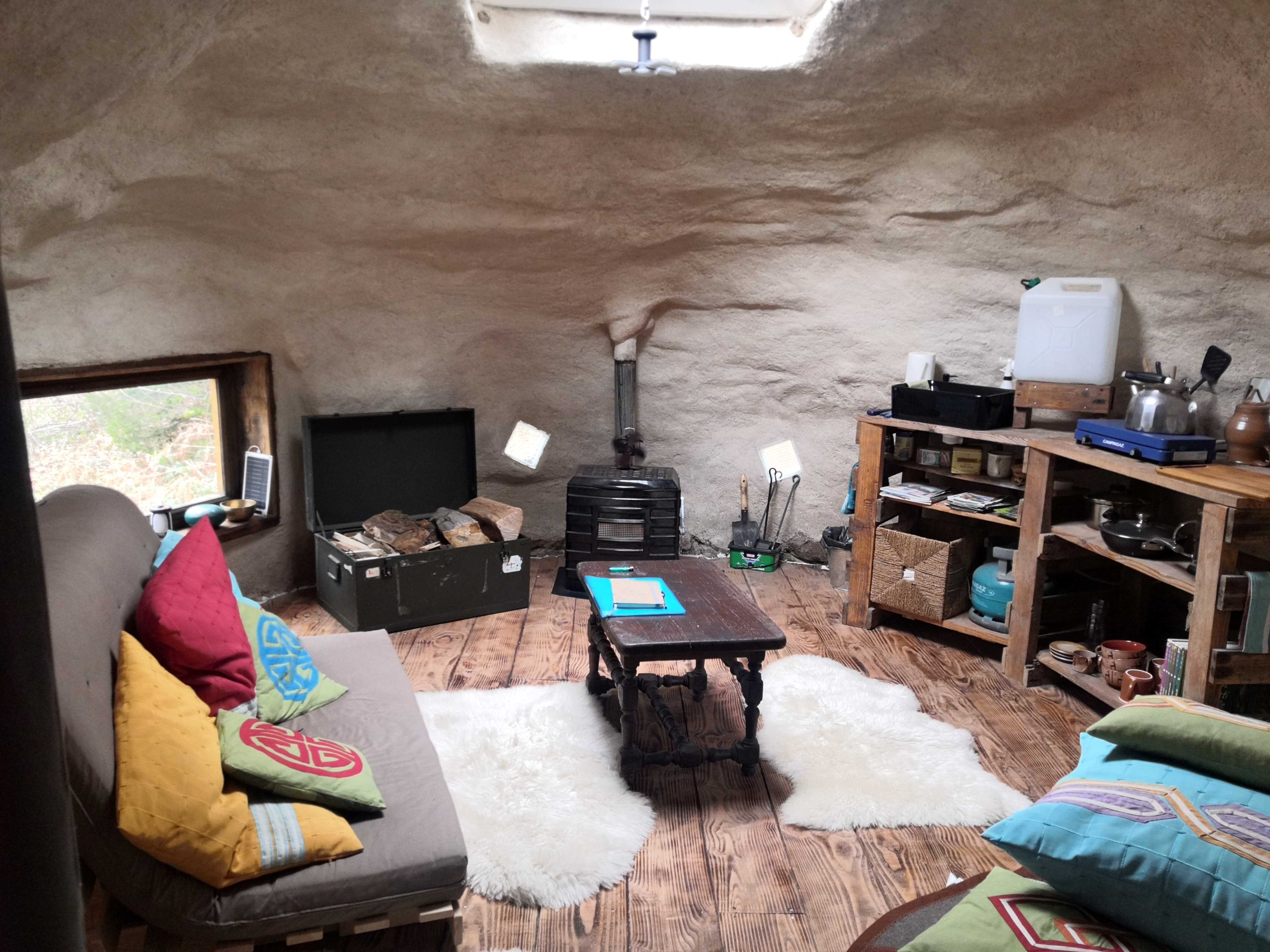 La Cabane dans les bois : une immersion en pleine nature à St Nicolas Des Biefs — vue intérieure