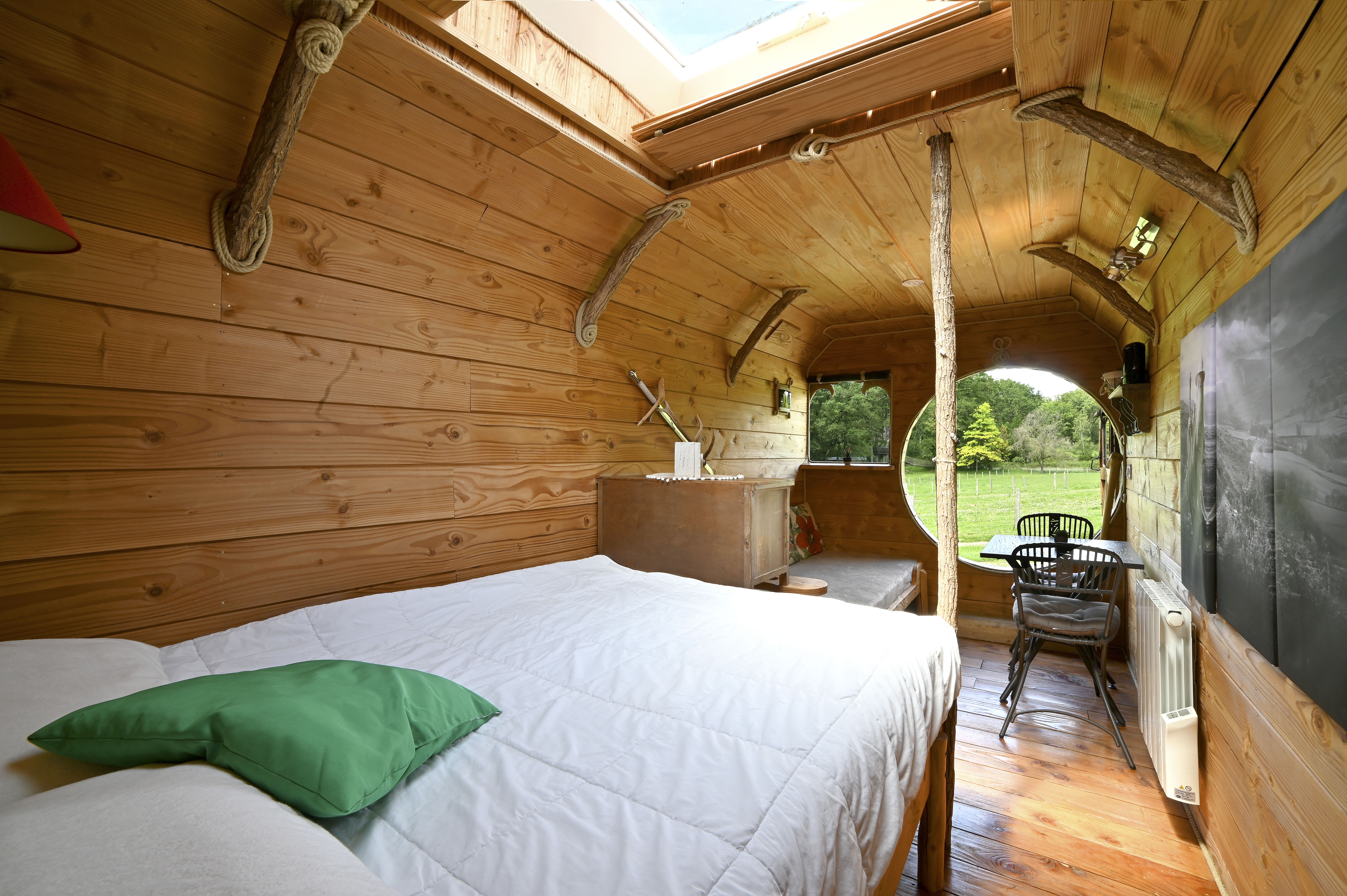 Cabane végétalisée : une maison de hobbit au cœur de la nature à Descartes — vue intérieure