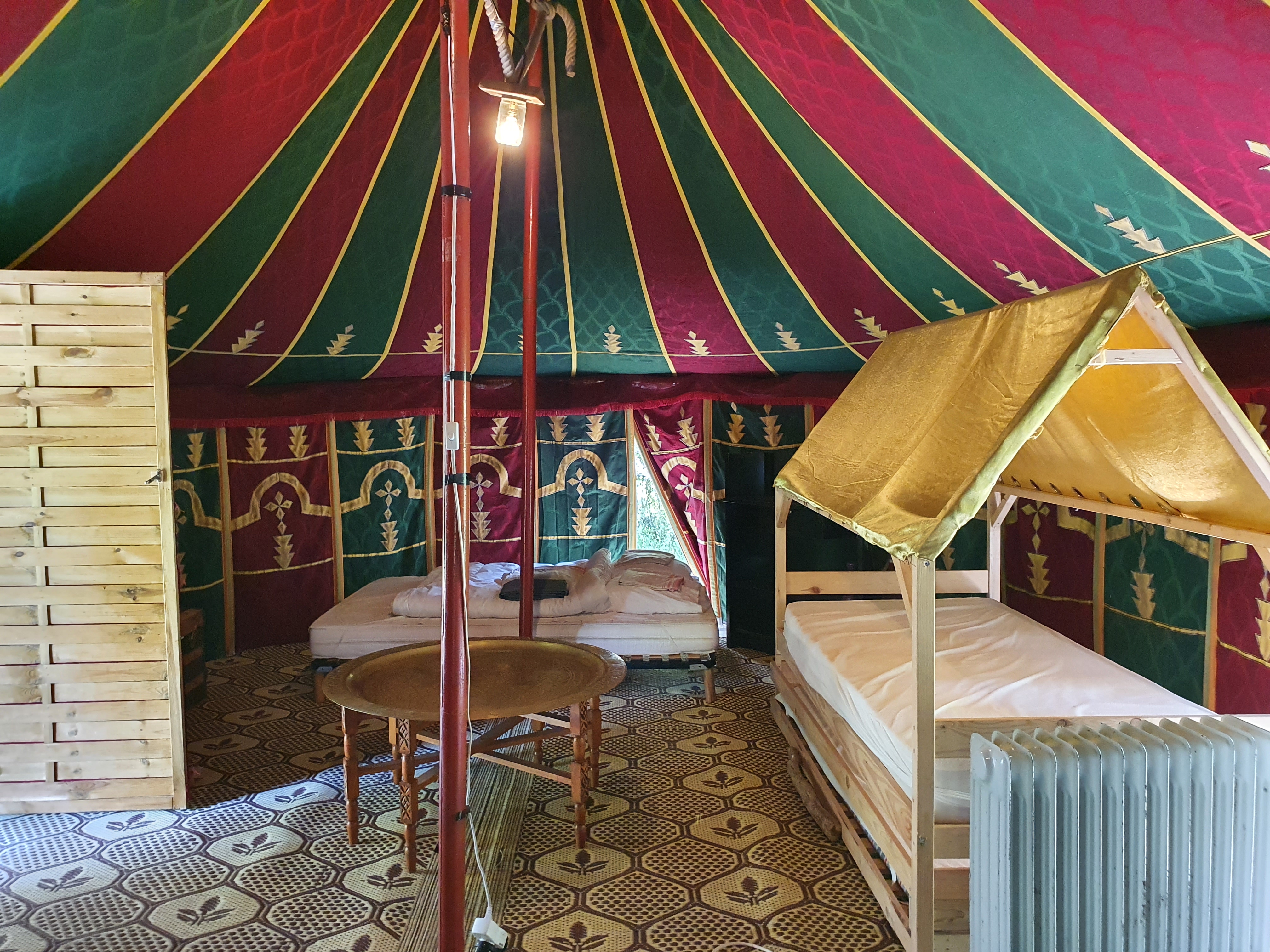 Séjournez dans une tente caïdale au cœur de l'Auvergne à Huriel — chambre