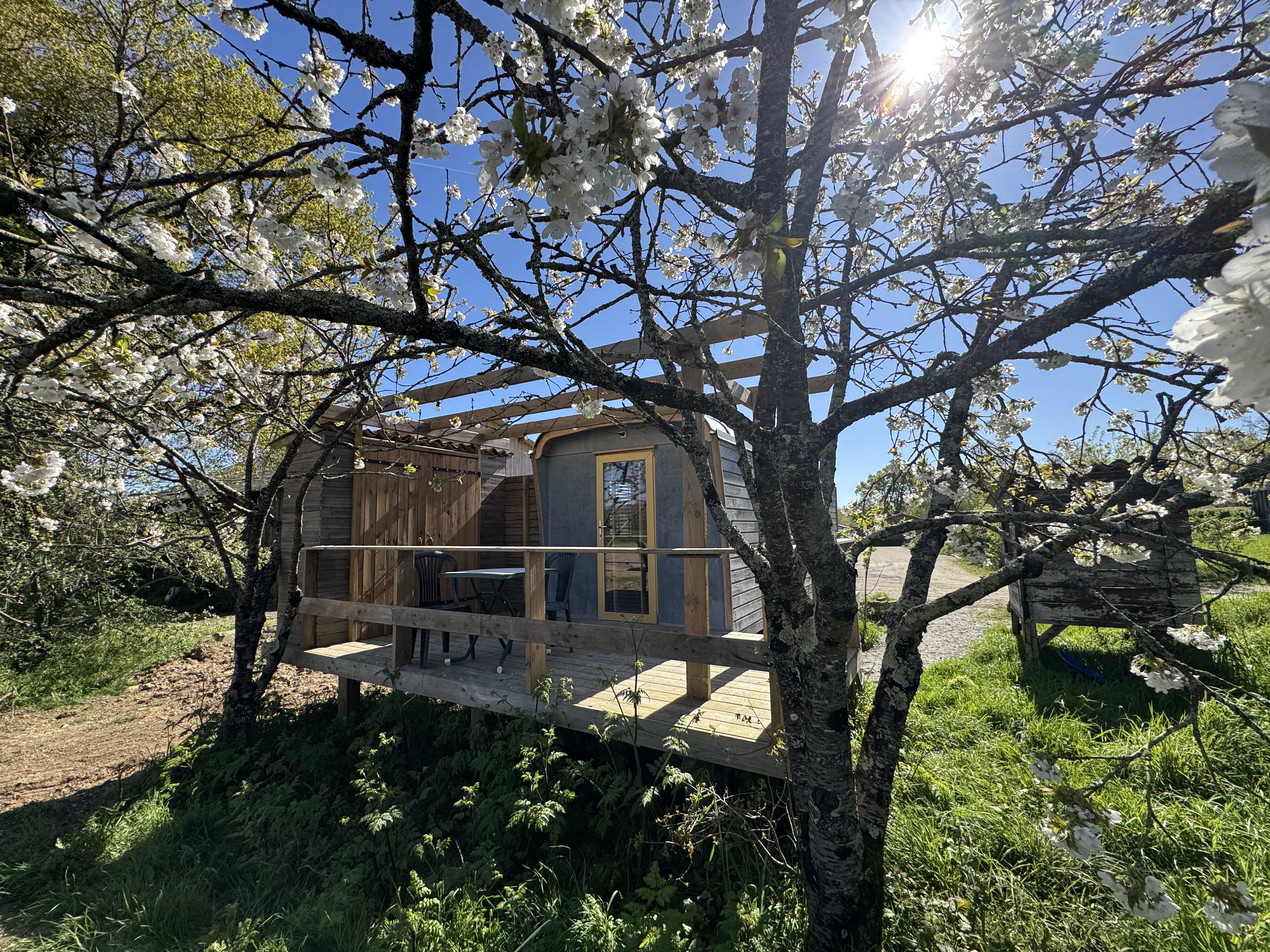 La roulotte à la Ferme de Youna & Zélie — Roulotte avec spa à Le Cellier à Le Cellier — salle de bain