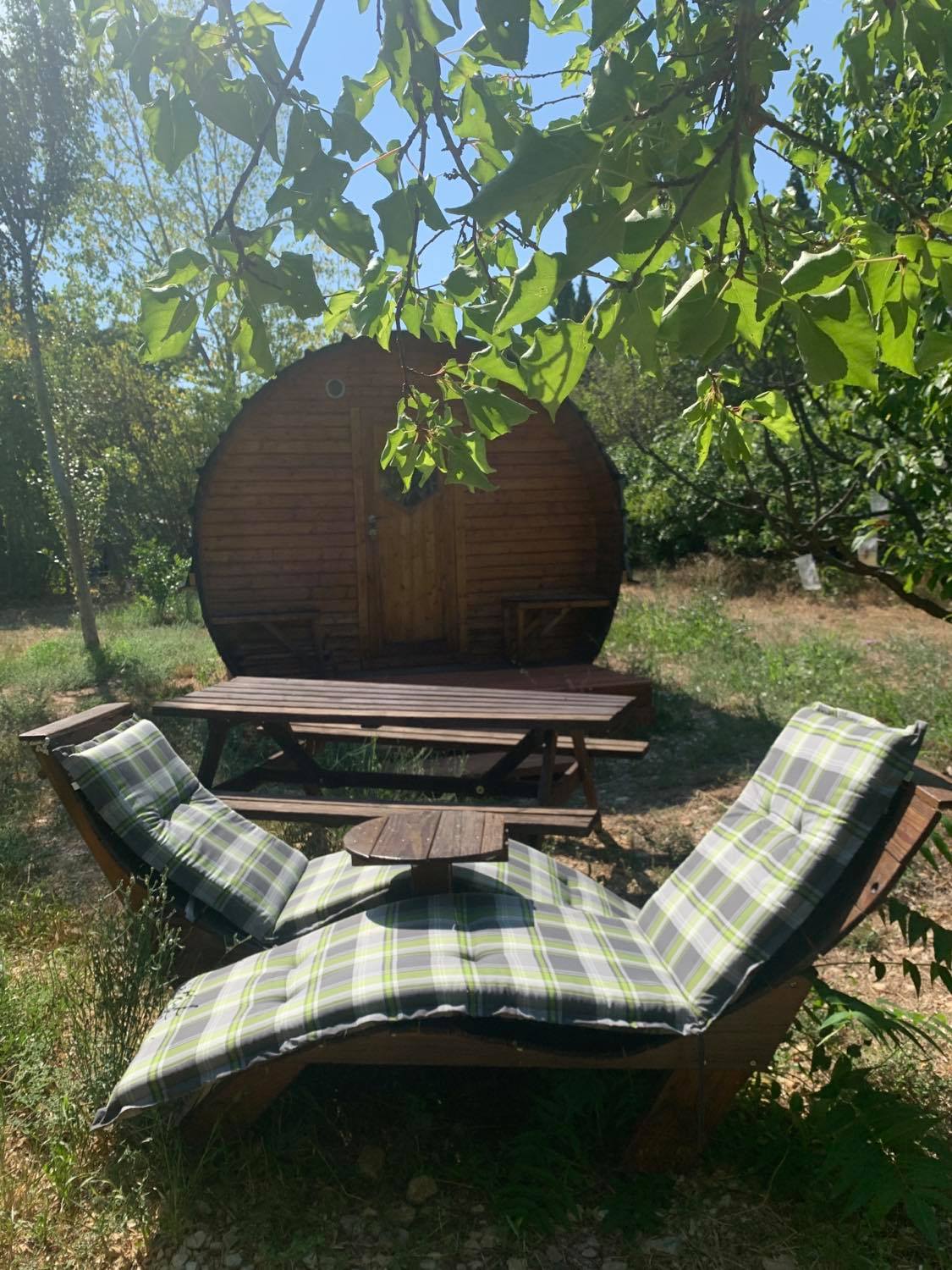 Le Tonneau du Nid'Oiselet — Hébergement insolite avec spa en Vaucluse à Fontaine-de-Vaucluse — cuisine