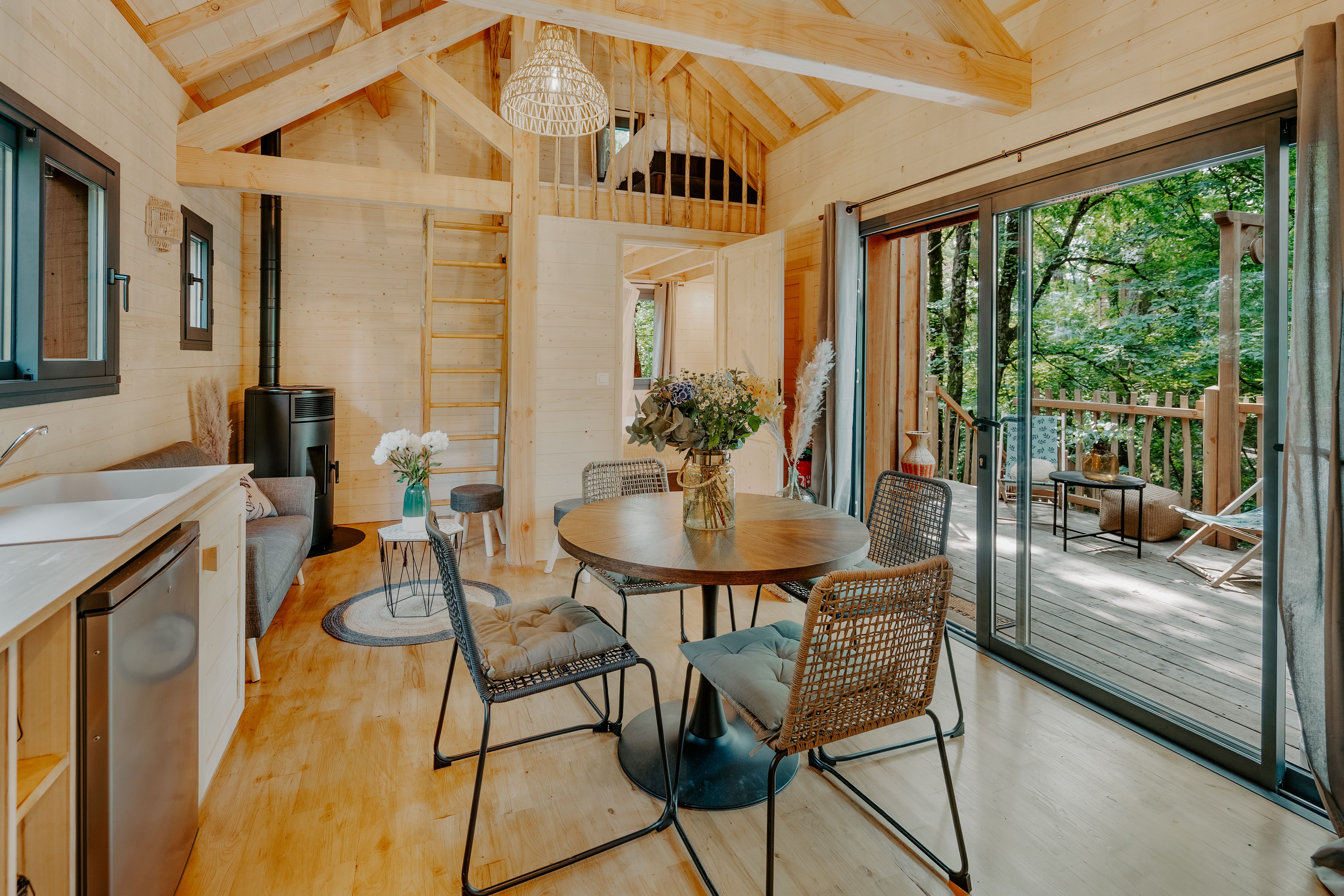 La Cabane la Forêt & Spa : une évasion en hauteur à Martillac — chambre