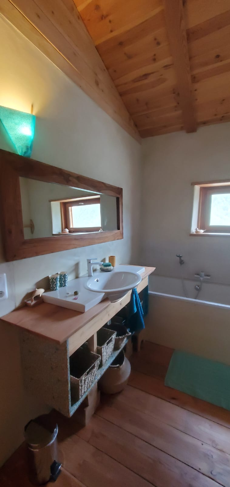 Cabane sur pilotis : une expérience unique au bord de la rivière à Chambon — cuisine