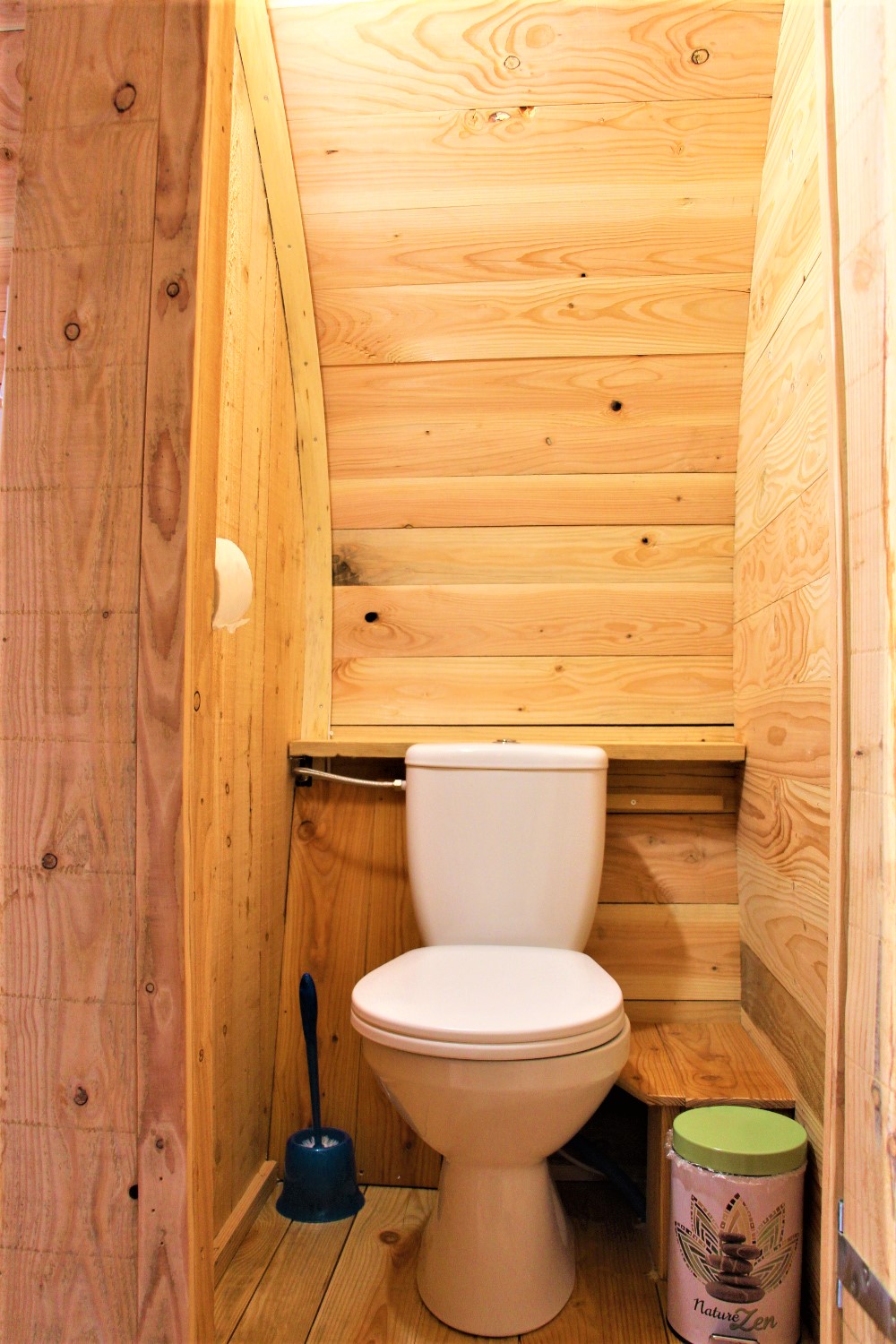 Cabane châtaigne Coutinelle perchée sur terrasse Cévenole à Peyremale — détail architectural