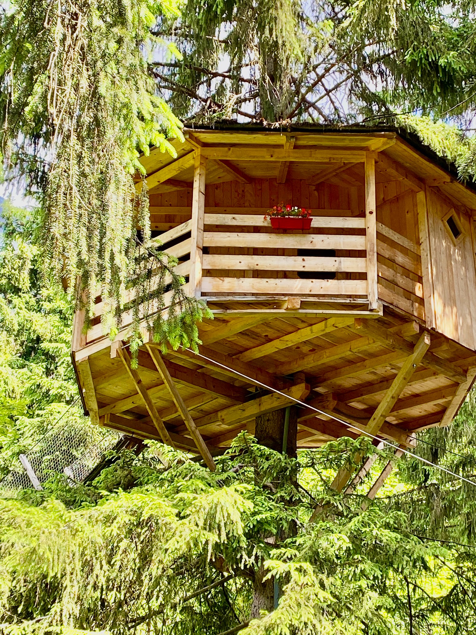 Cabane Les Cristaux — Nuit perchée à 8m avec vue panoramique en Haute-Savoie