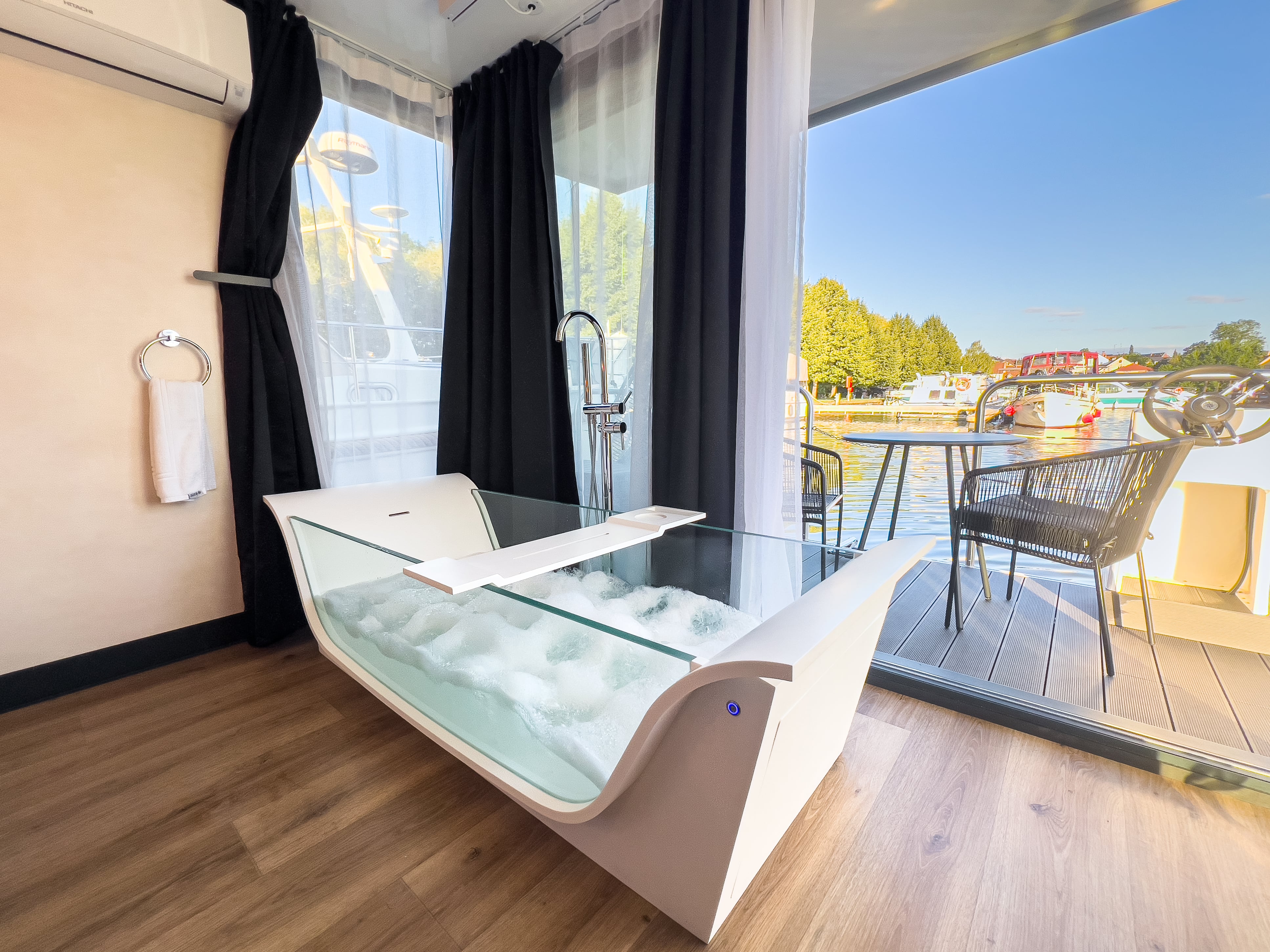 Évasion en suite flottante avec spa et sauna en Alsace à Saverne — chambre