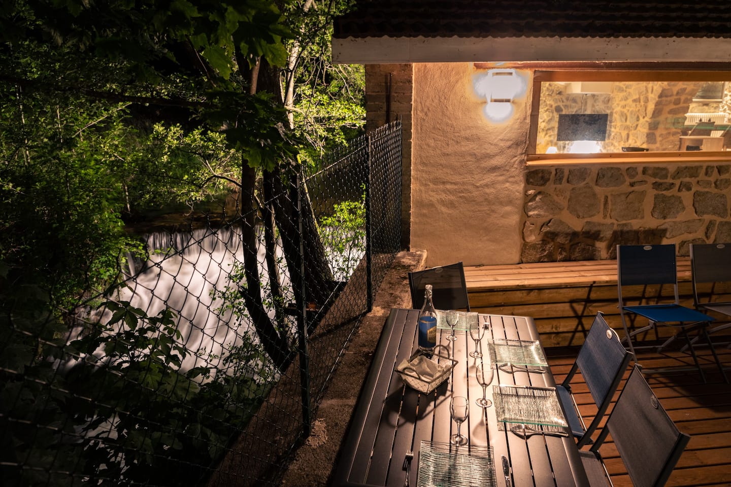 La Chapelle-Moulin & SPA — Nuit romantique dans une cascade à Loire à Bourg-Argental — cuisine