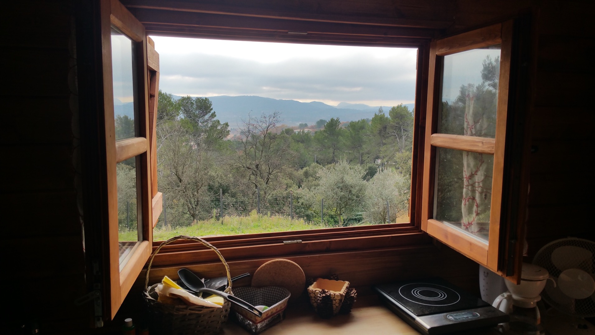 Évasion en roulotte montagnarde au cœur de la Provence à La Roquebrussanne — cuisine