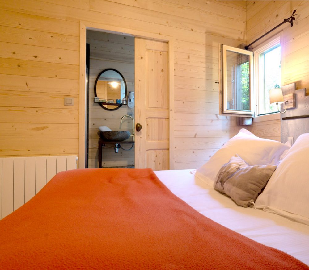 Cabane Isba : une expérience suspendue en Languedoc-Roussillon à Villalier — espace de vie