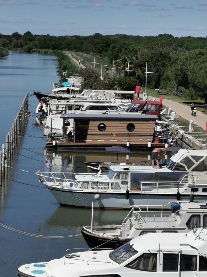 Photo 5/9 — Maison flottante « Lodge Boat Fanny — Maison flottante avec spa à Gard » à Aigues-Mortes Gard