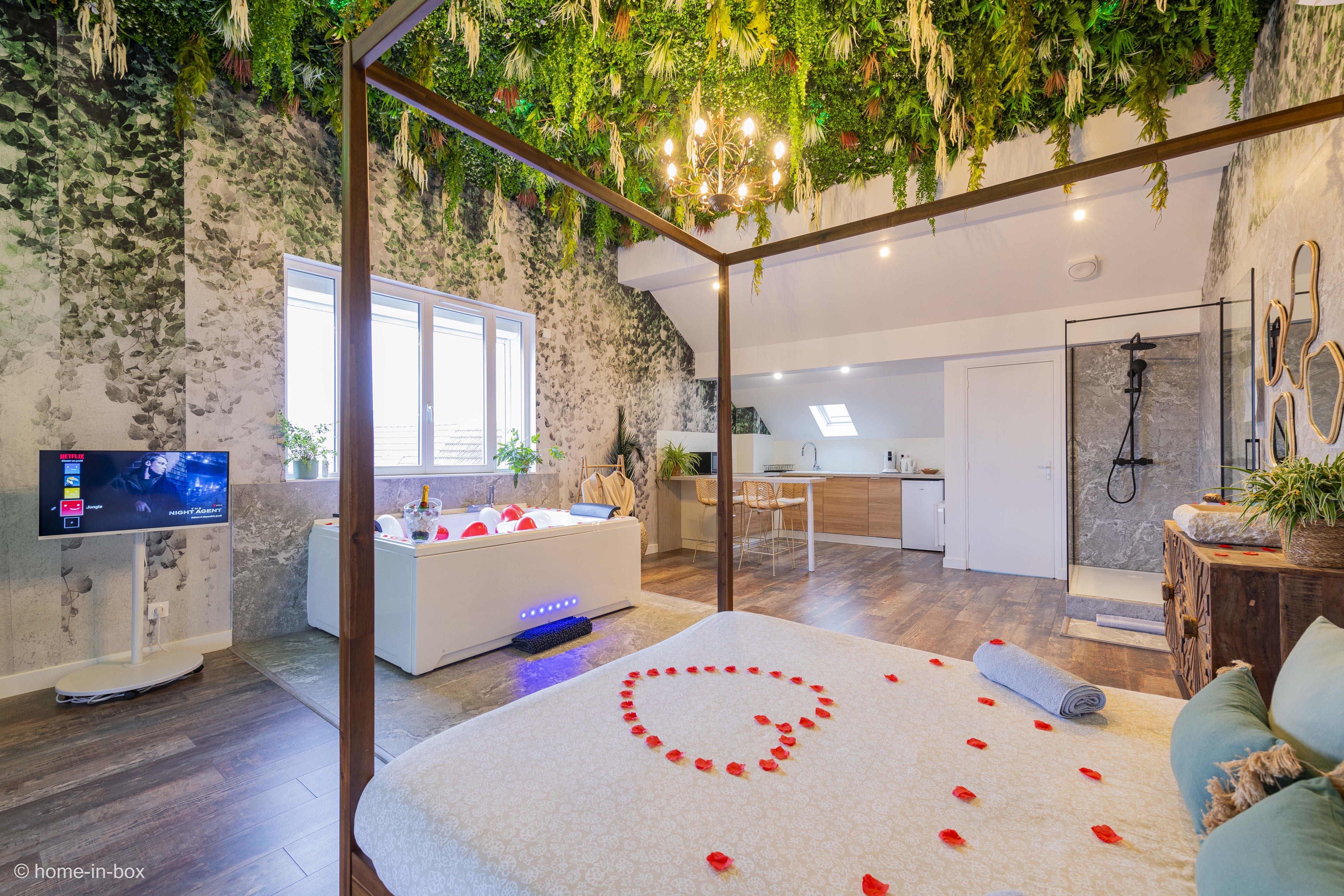 Suite Jungle Palace — Séjour romantique avec jacuzzi à Nanteuil-lès-Meaux à Nanteuil-lès-Meaux — salle de bain