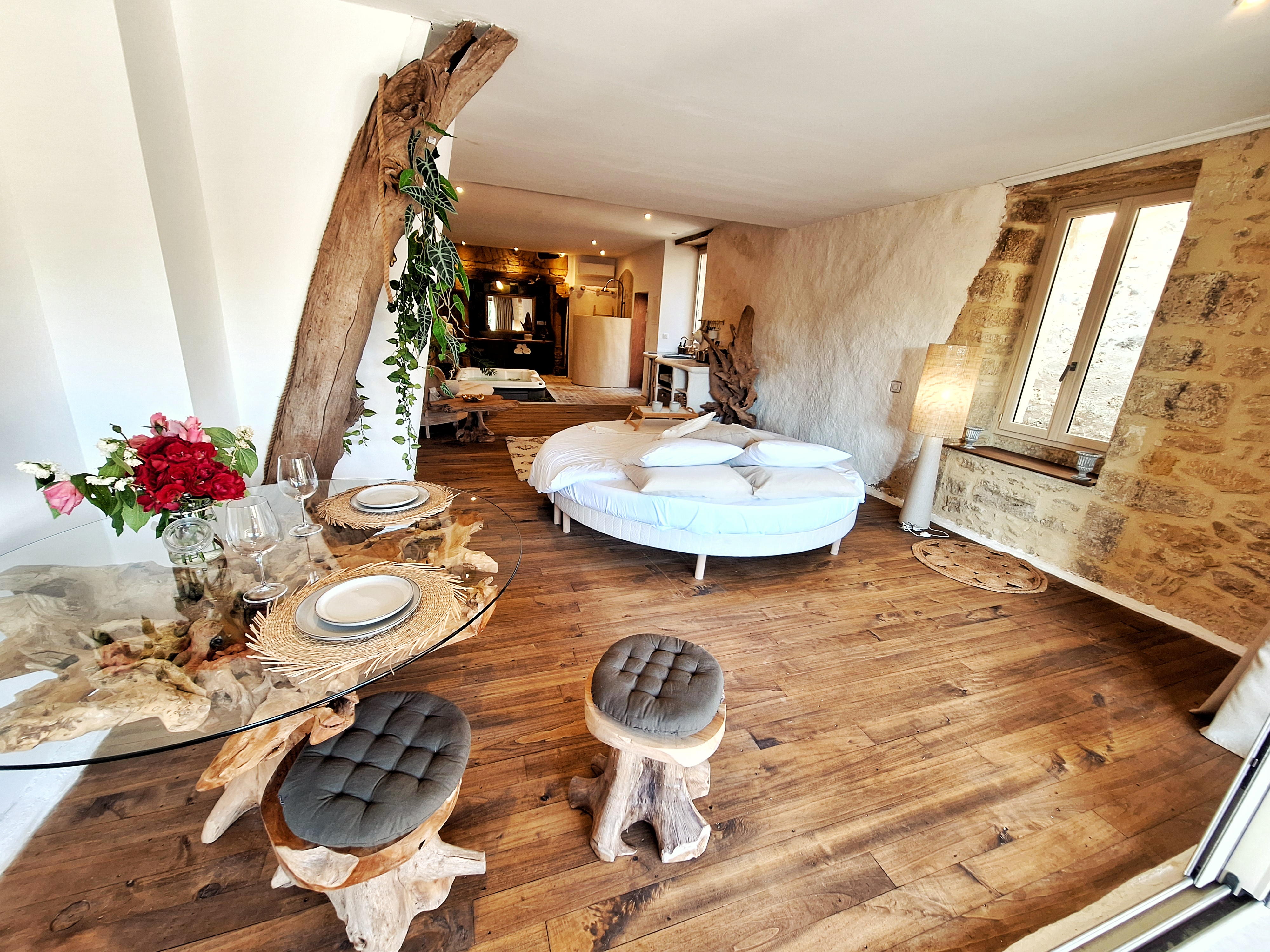 Photo 4/9 — Maison insolite « L'Instant Magique — Maison insolite avec spa à Dordogne » à Azerat Dordogne