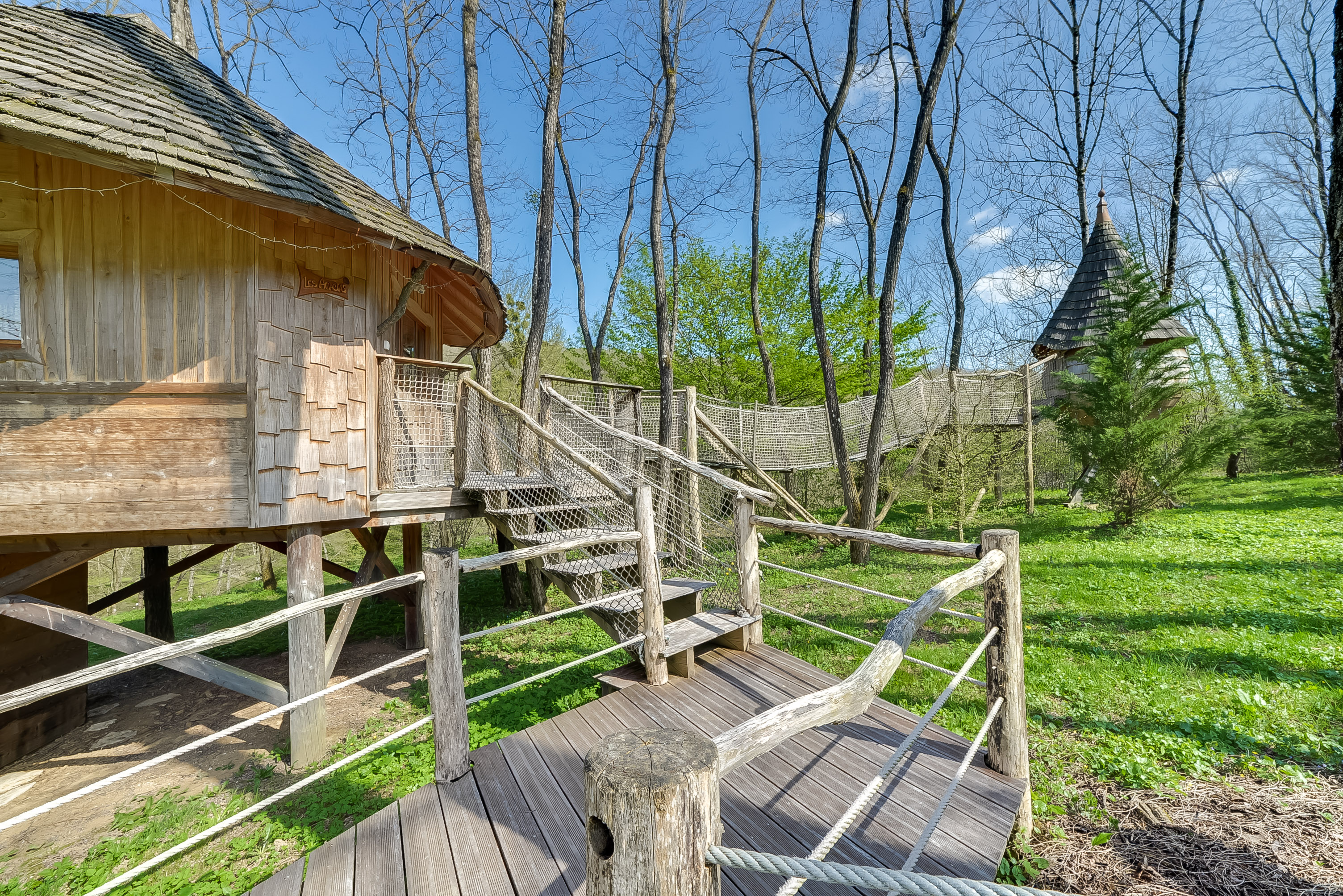Cabane des Acacias : une expérience unique sur pilotis à Corcelle-Mieslot — chambre